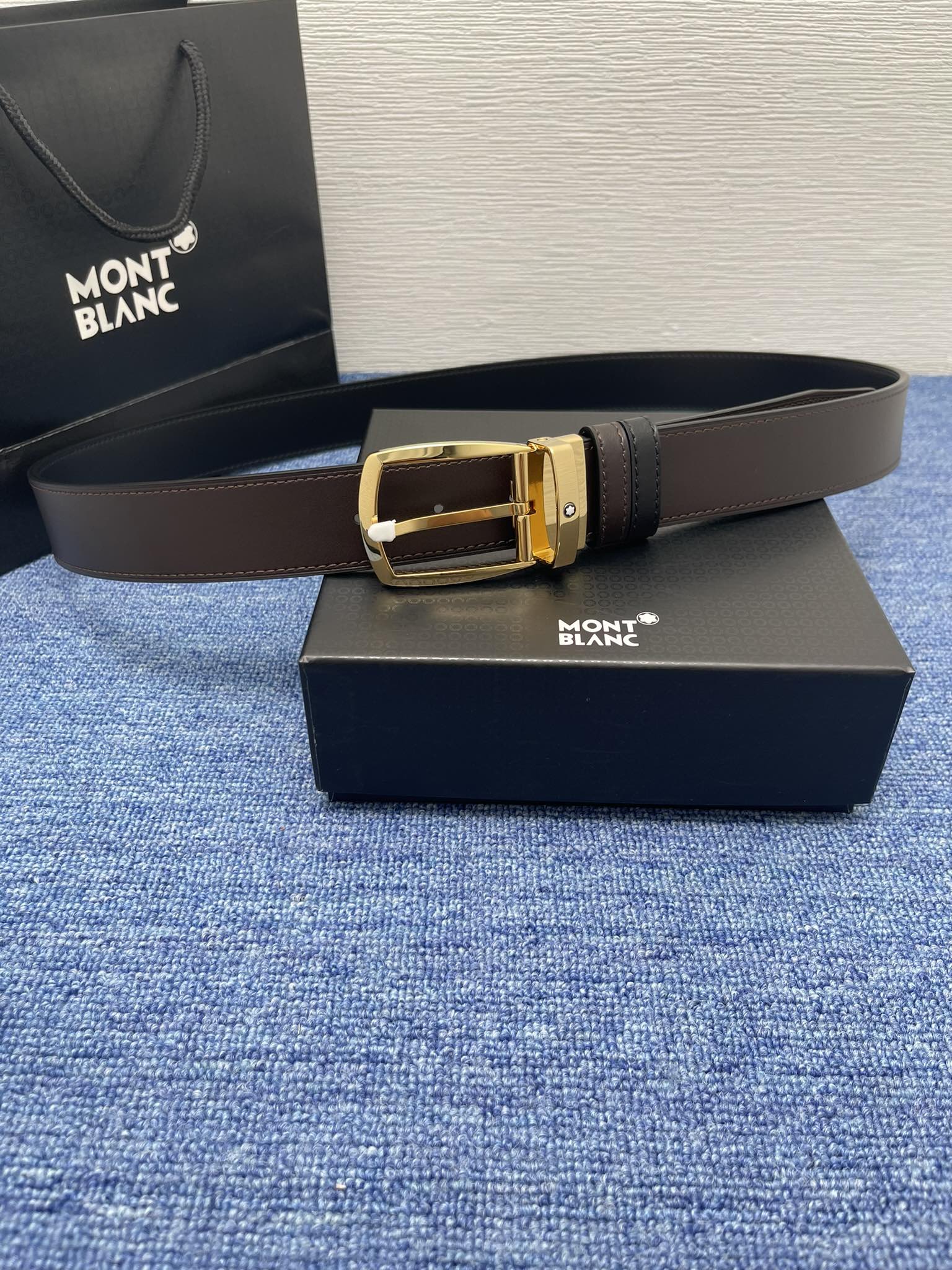 🔴 【品牌】万宝龙 🔴 【描述】双面原版皮，这款饰有带扣的腰带配以水牛皮衬里，覆以Monogram 牛皮
