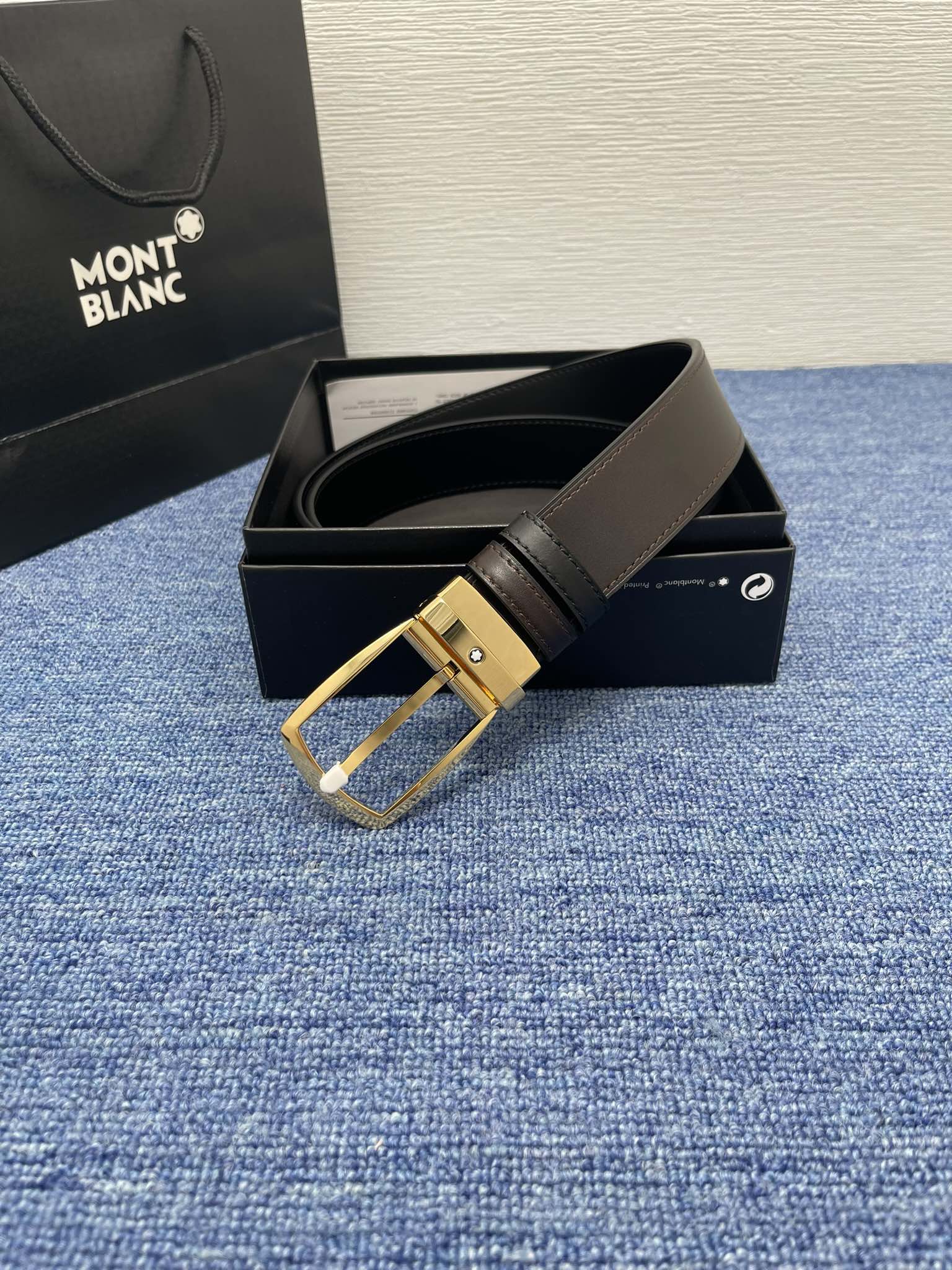 🔴 【品牌】万宝龙 🔴 【描述】双面原版皮，这款饰有带扣的腰带配以水牛皮衬里，覆以Monogram 牛皮