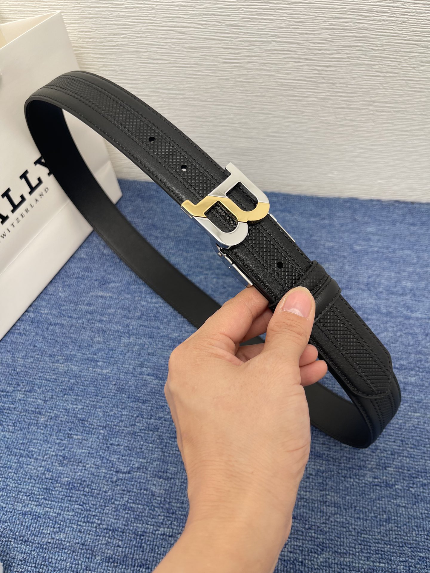 🔴 【品牌】巴利 🔴 【描述】经典系列新品腰带，采用小牛皮材质，完美搭配手工车线，经典配色，可搭配商务西