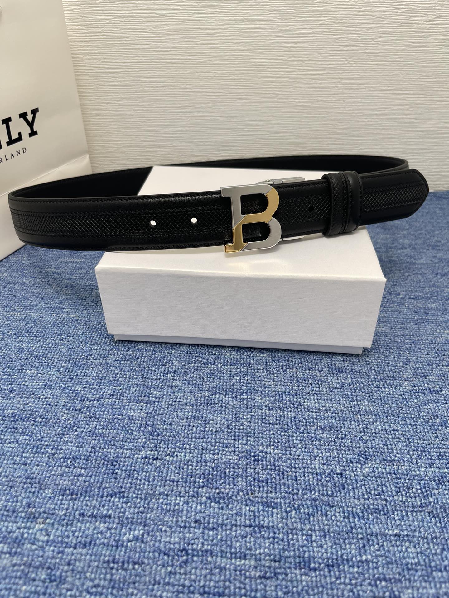 🔴 【品牌】巴利 🔴 【描述】经典系列新品腰带，采用小牛皮材质，完美搭配手工车线，经典配色，可搭配商务西