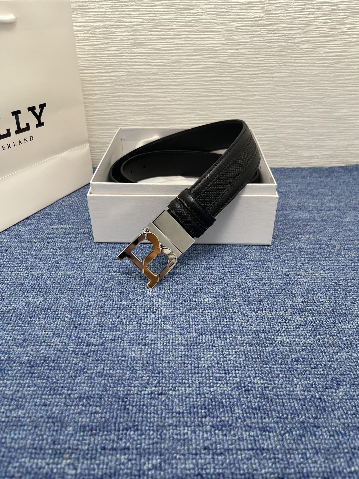 🔴 【品牌】巴利 🔴 【描述】经典系列新品腰带，采用小牛皮材质，完美搭配手工车线，经典配色，可搭配商务西