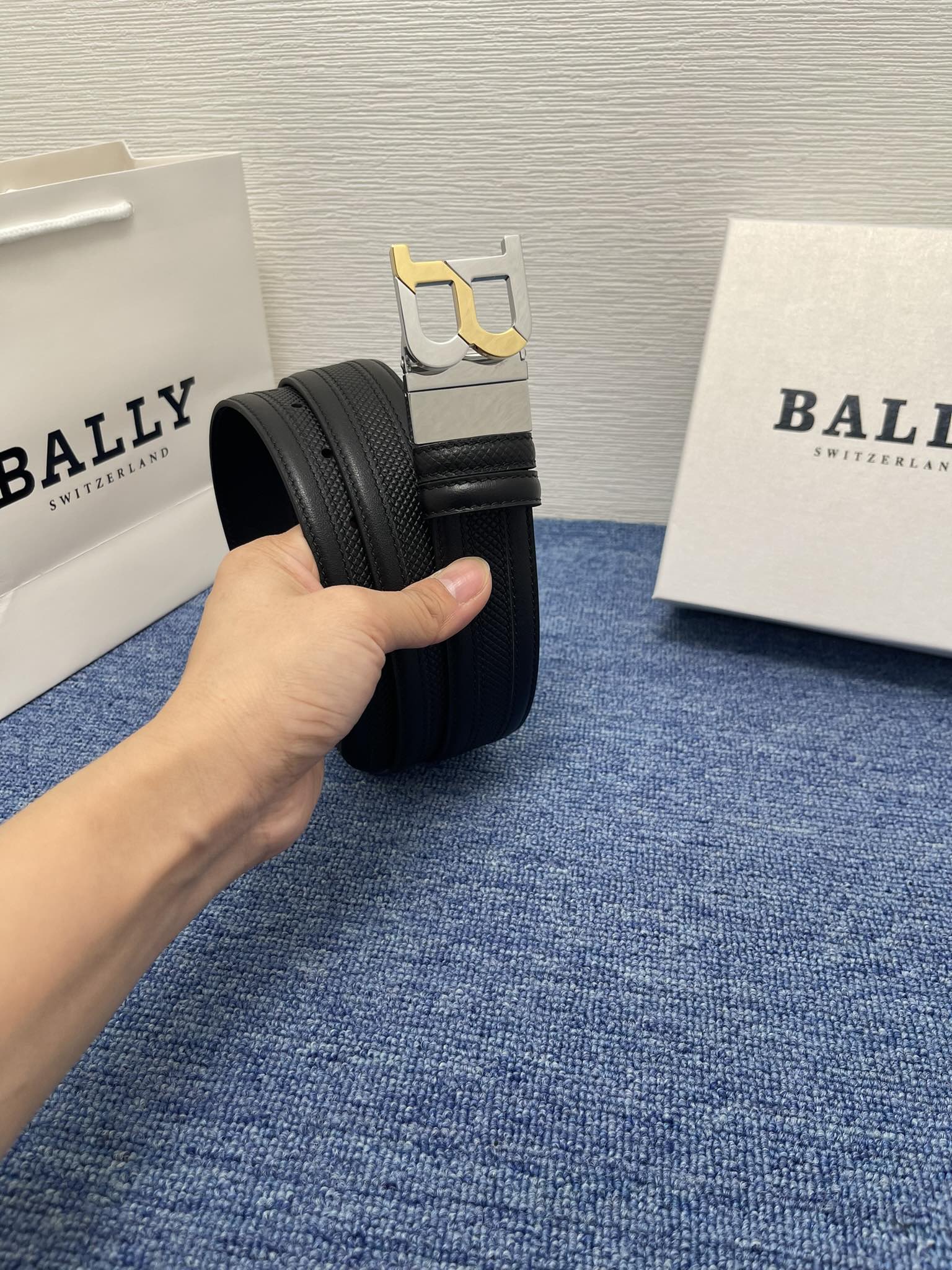 🔴 【品牌】巴利 🔴 【描述】经典系列新品腰带，采用小牛皮材质，完美搭配手工车线，经典配色，可搭配商务西