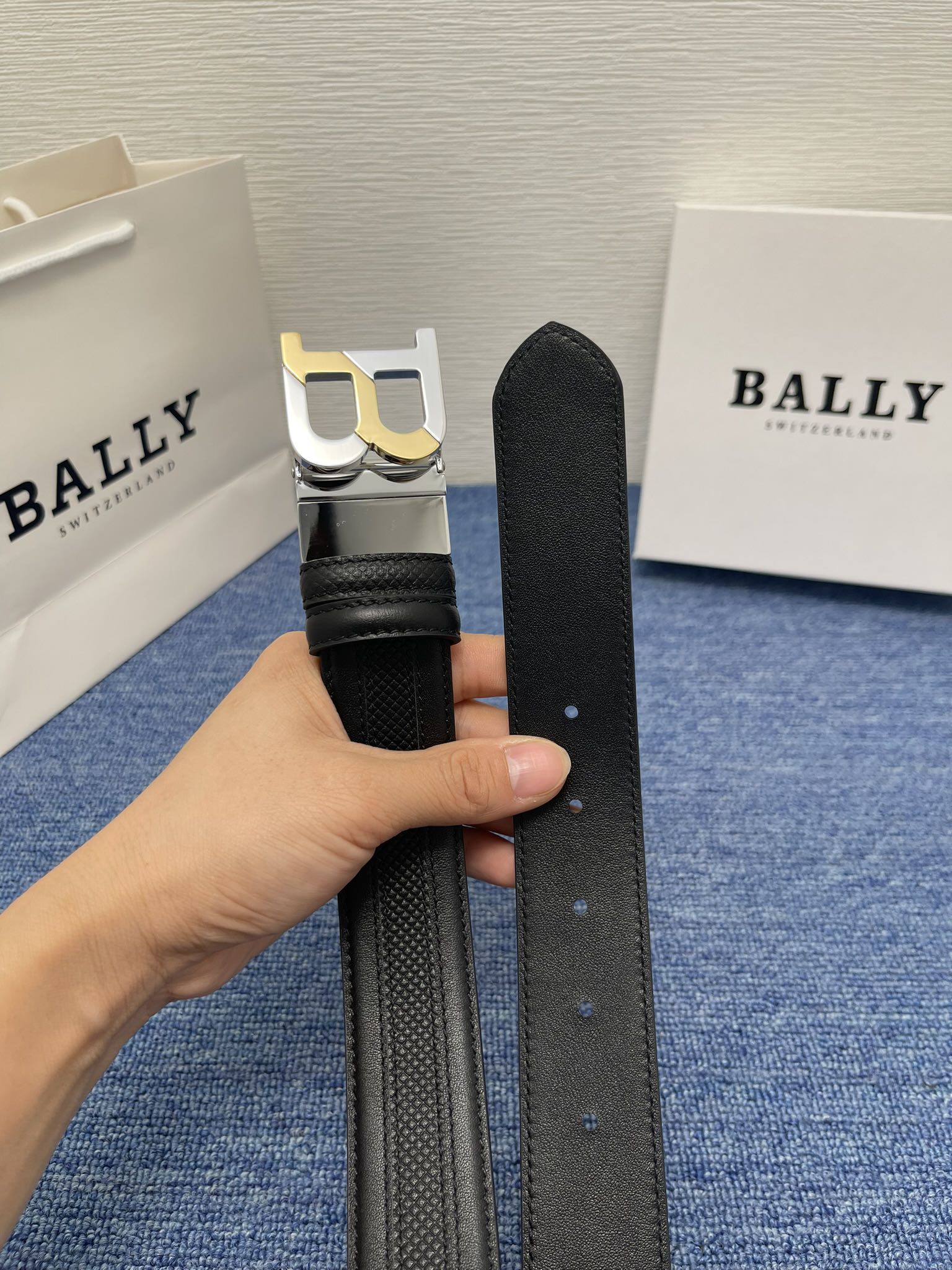 🔴 【品牌】巴利 🔴 【描述】经典系列新品腰带，采用小牛皮材质，完美搭配手工车线，经典配色，可搭配商务西