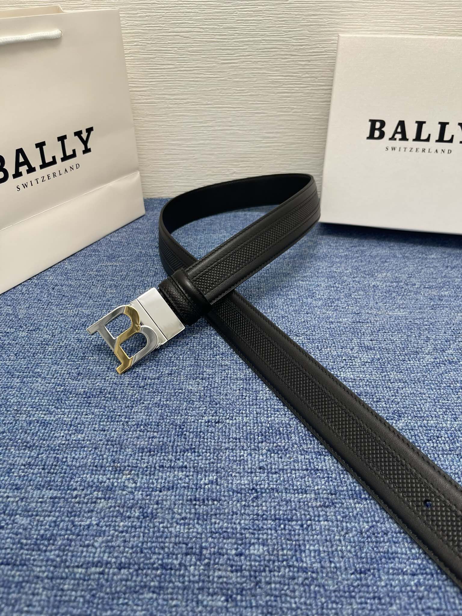 🔴 【品牌】巴利 🔴 【描述】经典系列新品腰带，采用小牛皮材质，完美搭配手工车线，经典配色，可搭配商务西