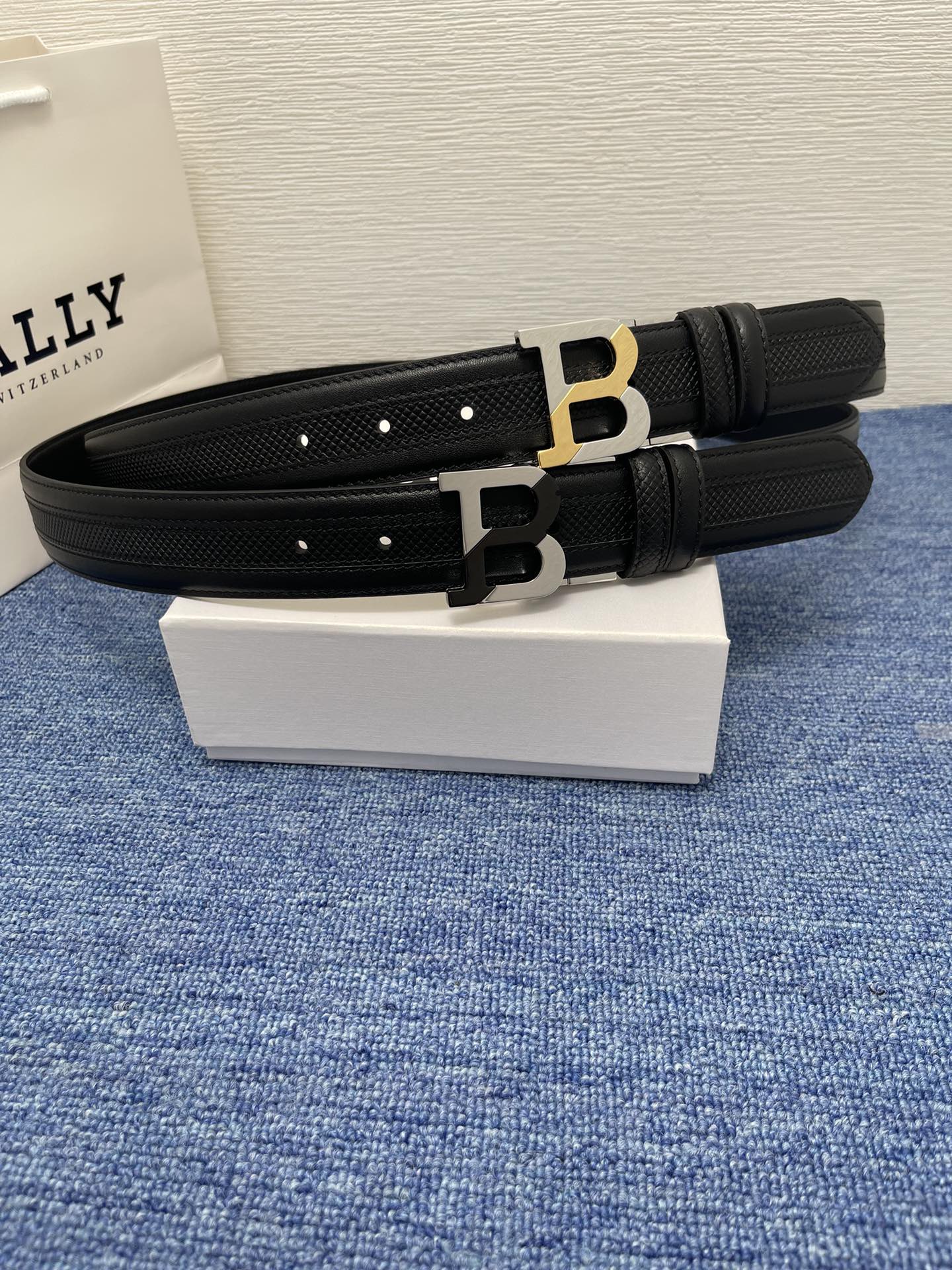 🔴 【品牌】巴利 🔴 【描述】经典系列新品腰带，采用小牛皮材质，完美搭配手工车线，经典配色，可搭配商务西