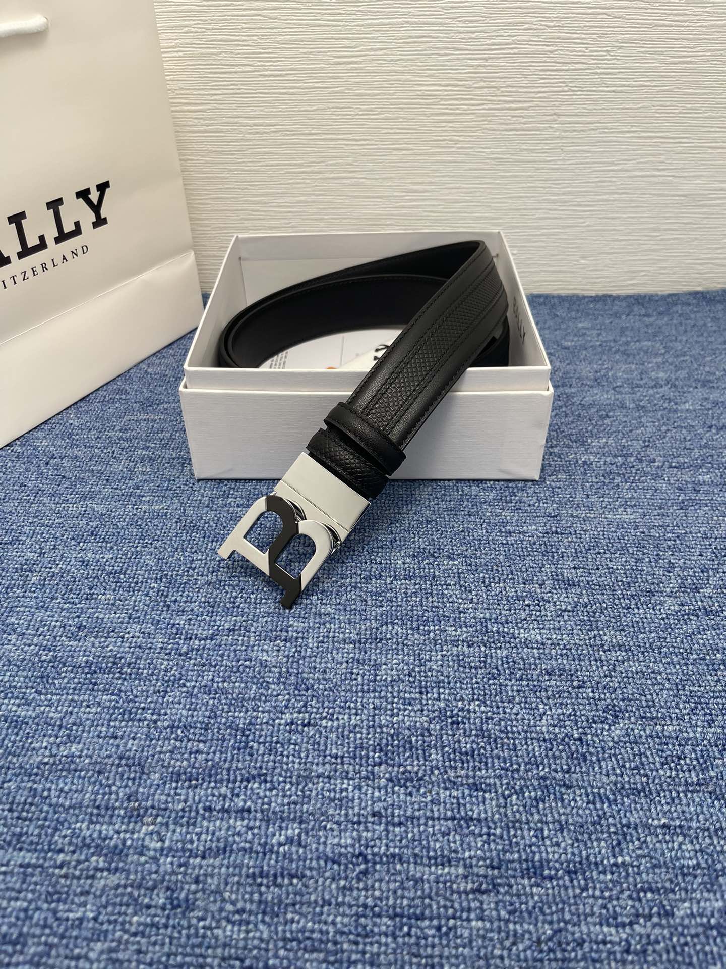 🔴 【品牌】巴利 🔴 【描述】经典系列新品腰带，采用小牛皮材质，完美搭配手工车线，经典配色，可搭配商务西