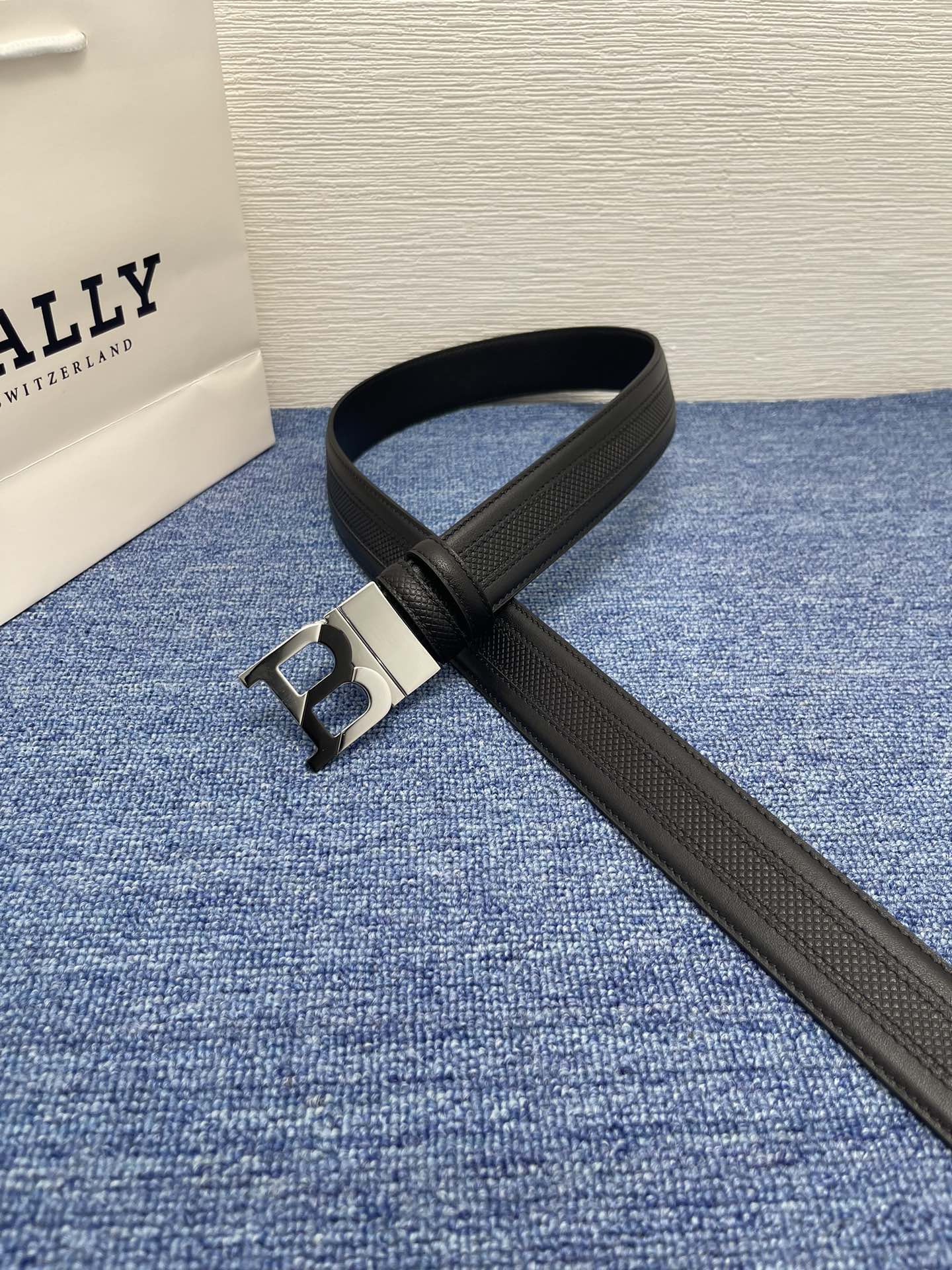 🔴 【品牌】巴利 🔴 【描述】经典系列新品腰带，采用小牛皮材质，完美搭配手工车线，经典配色，可搭配商务西