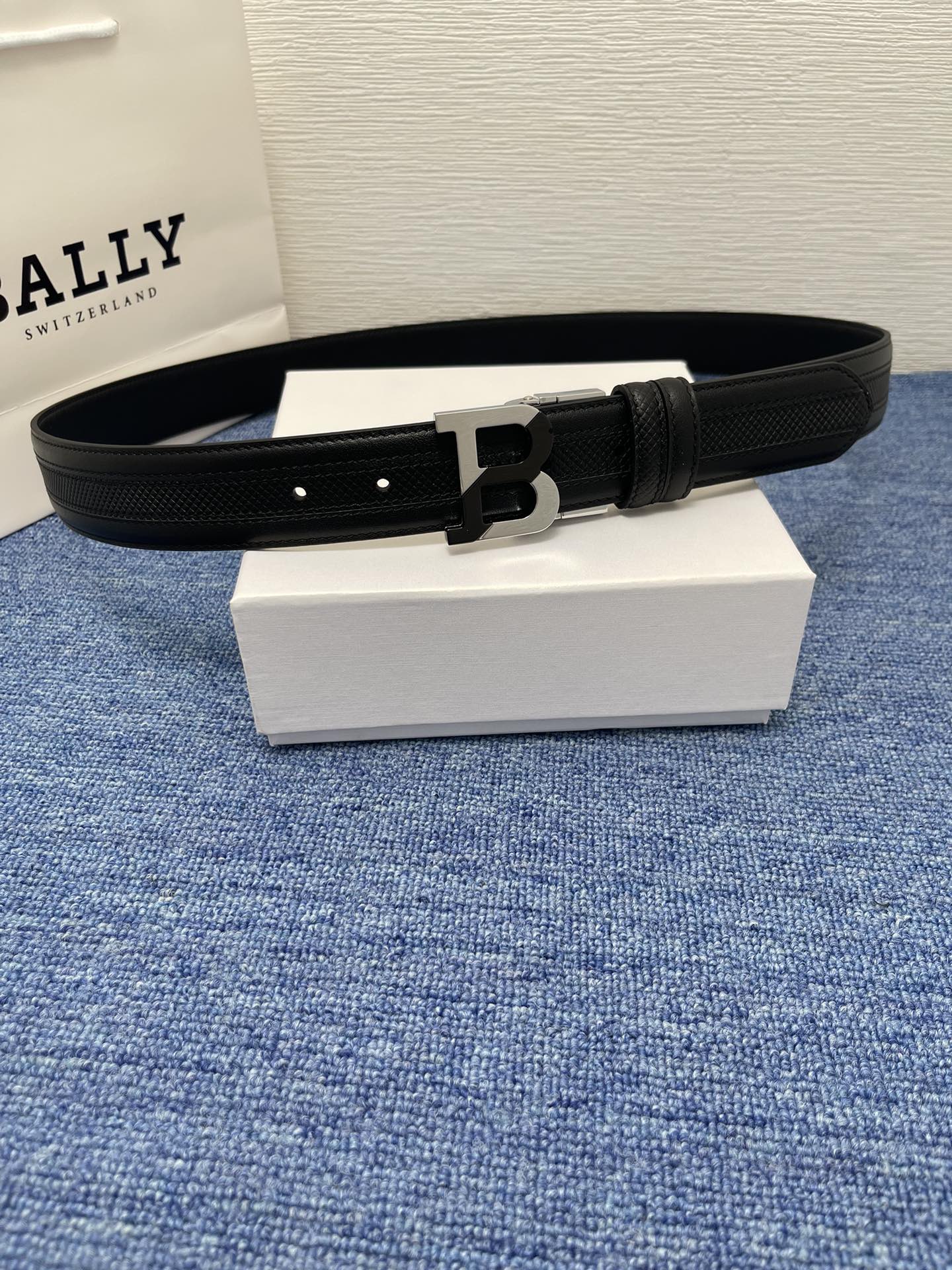 🔴 【品牌】巴利 🔴 【描述】经典系列新品腰带，采用小牛皮材质，完美搭配手工车线，经典配色，可搭配商务西