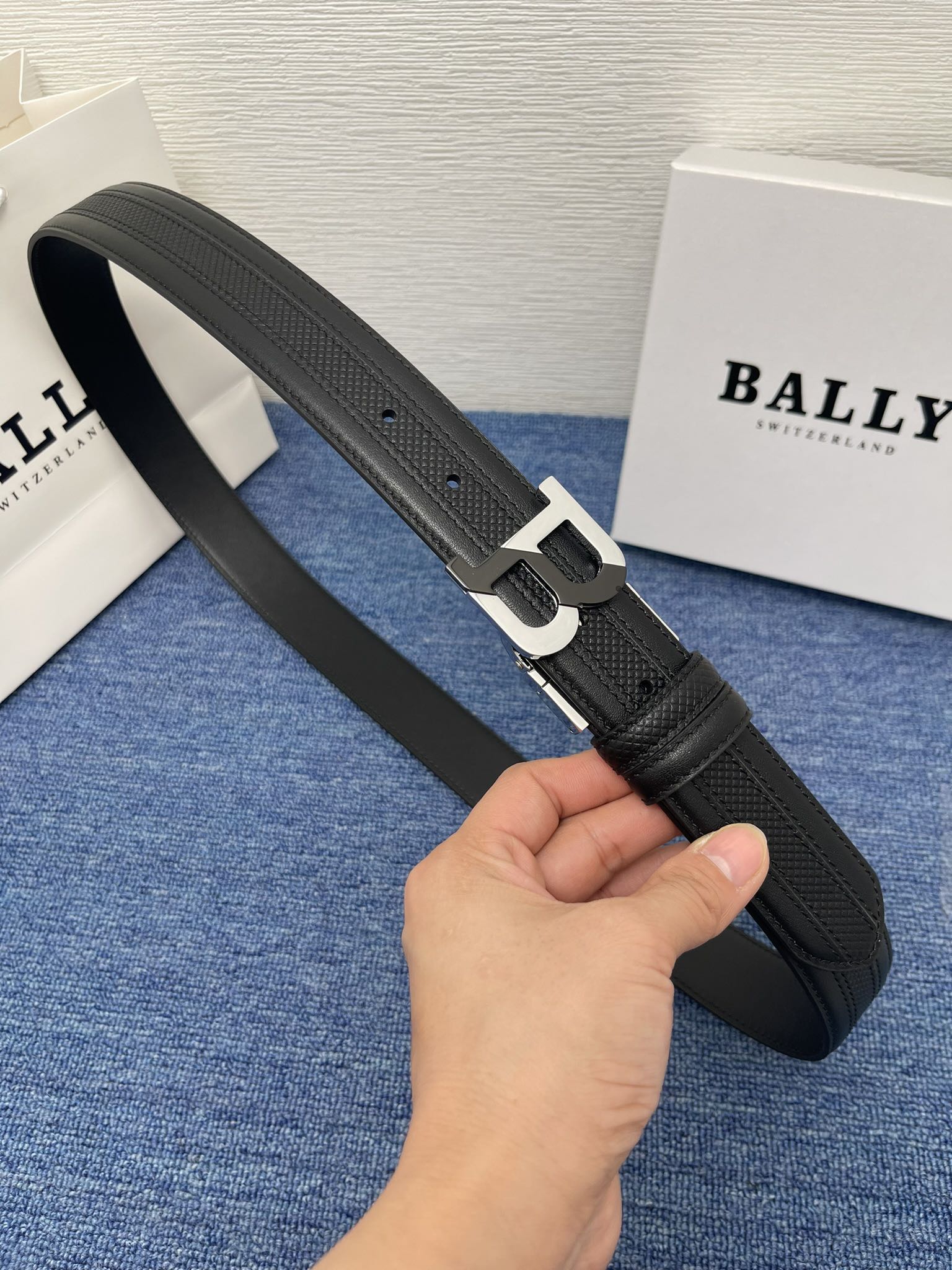 🔴 【品牌】巴利 🔴 【描述】经典系列新品腰带，采用小牛皮材质，完美搭配手工车线，经典配色，可搭配商务西