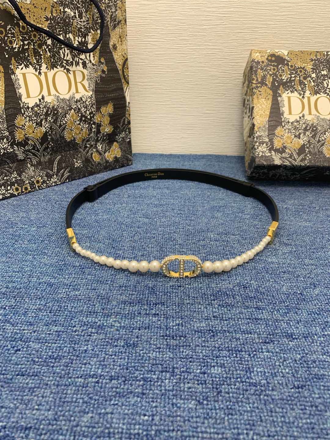 30 Montaigne Pearls 腰带 15 毫米黑色光滑牛皮革白色树脂珠饰和仿水晶装饰编号: B