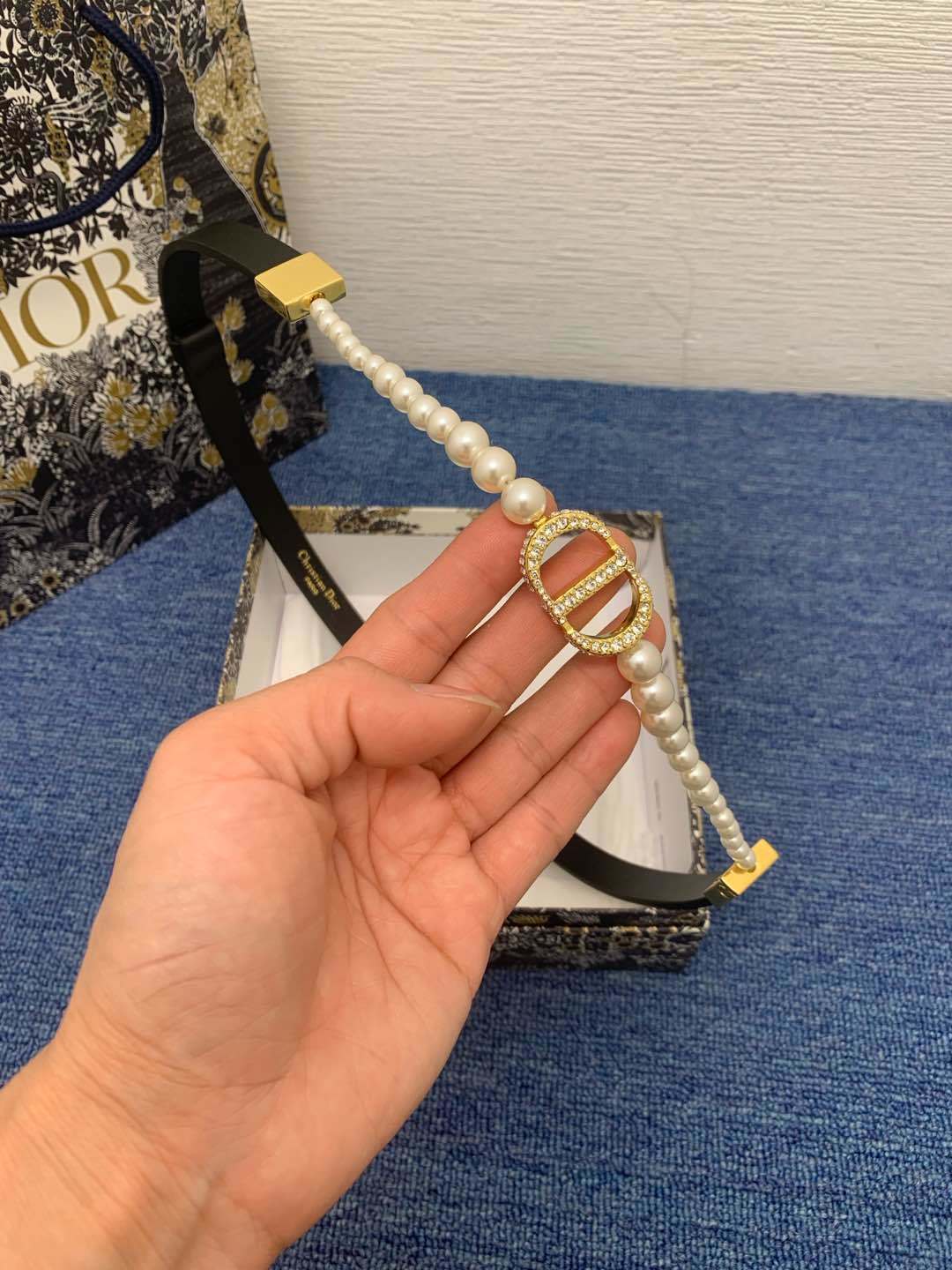 30 Montaigne Pearls 腰带 15 毫米黑色光滑牛皮革白色树脂珠饰和仿水晶装饰编号: B