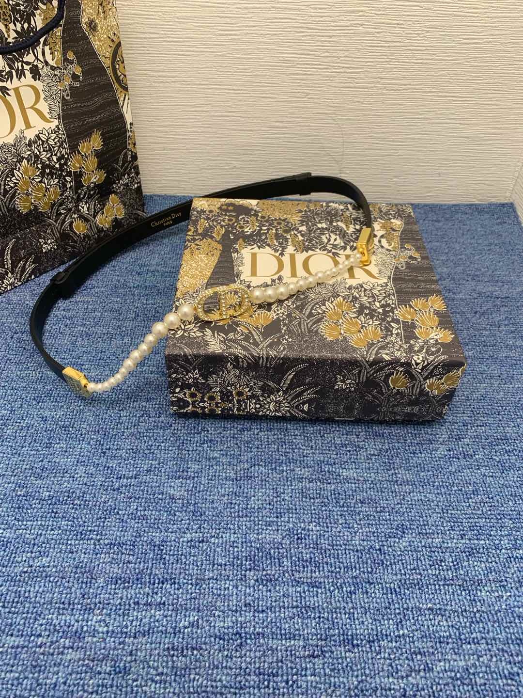 30 Montaigne Pearls 腰带 15 毫米黑色光滑牛皮革白色树脂珠饰和仿水晶装饰编号: B
