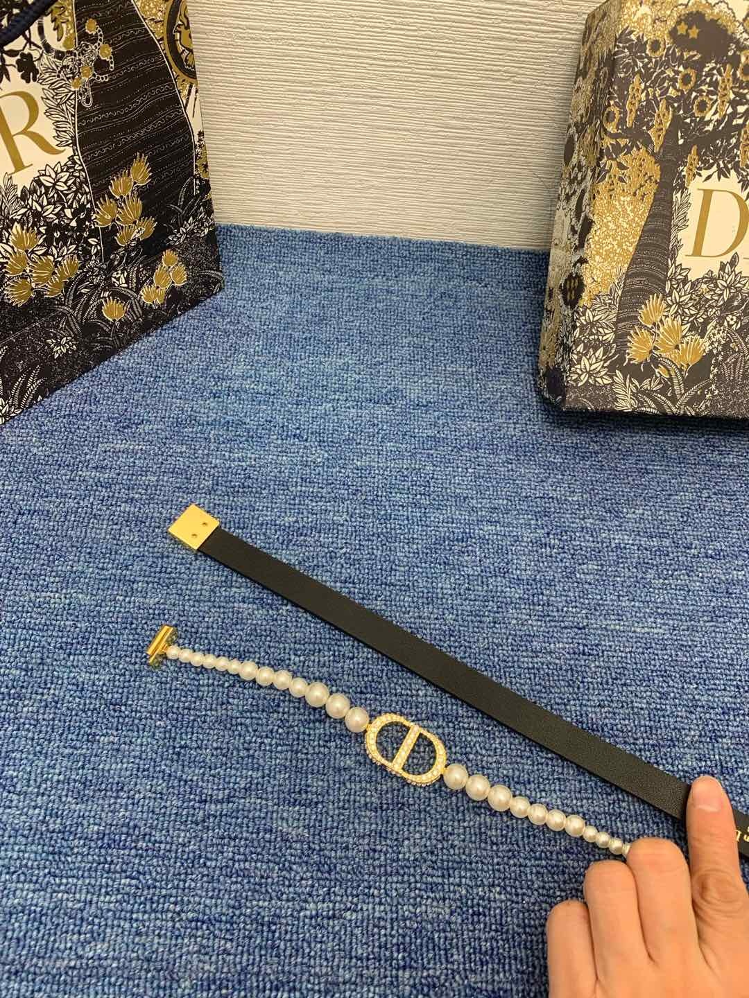 30 Montaigne Pearls 腰带 15 毫米黑色光滑牛皮革白色树脂珠饰和仿水晶装饰编号: B
