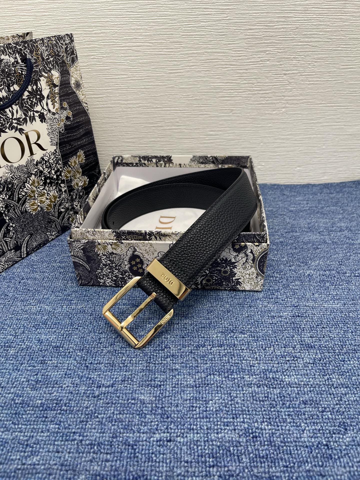 腰带 35 毫米海军蓝粒面牛皮革编号: 4333RUTAM_H56E。 这款腰带采用海军蓝色粒面牛皮革精