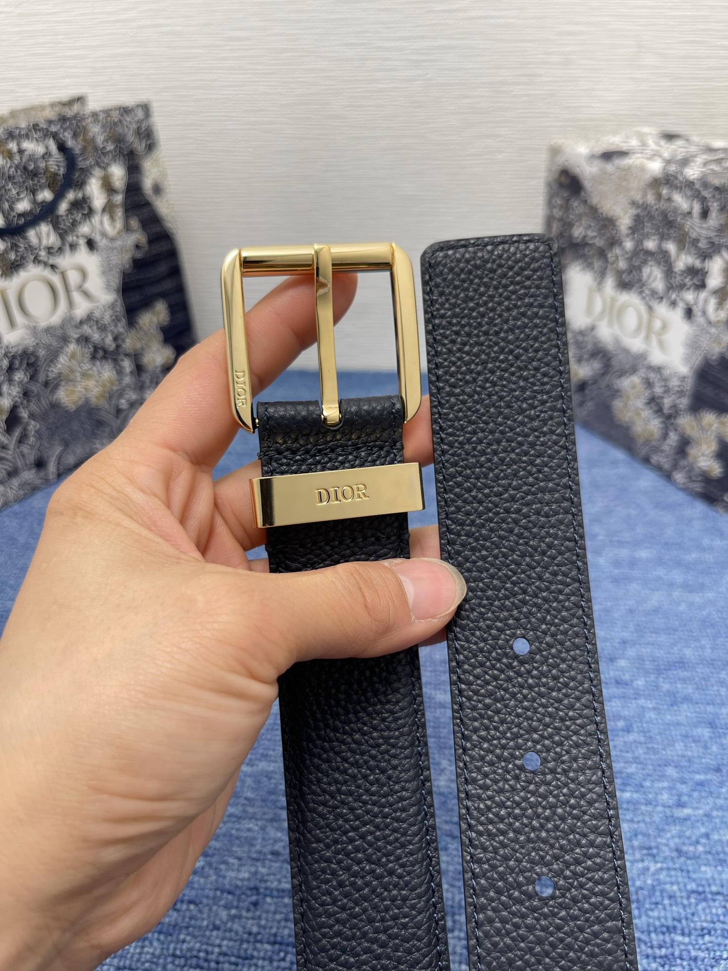 腰带 35 毫米海军蓝粒面牛皮革编号: 4333RUTAM_H56E。 这款腰带采用海军蓝色粒面牛皮革精