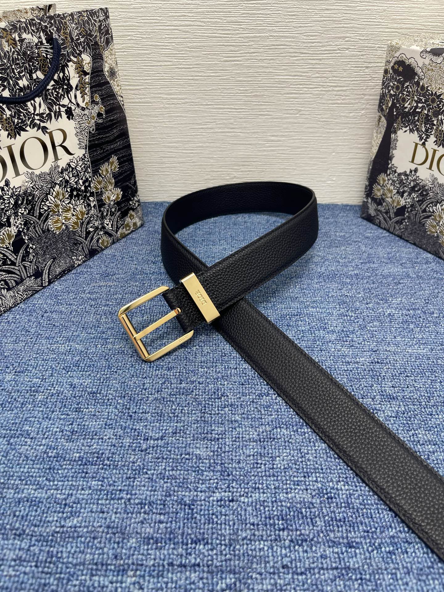 腰带 35 毫米海军蓝粒面牛皮革编号: 4333RUTAM_H56E。 这款腰带采用海军蓝色粒面牛皮革精