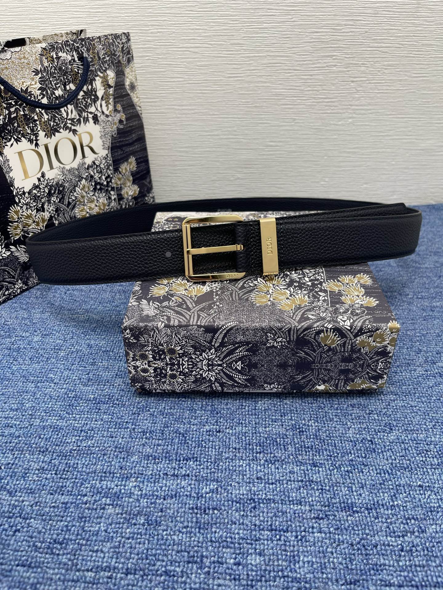 腰带 35 毫米海军蓝粒面牛皮革编号: 4333RUTAM_H56E。 这款腰带采用海军蓝色粒面牛皮革精