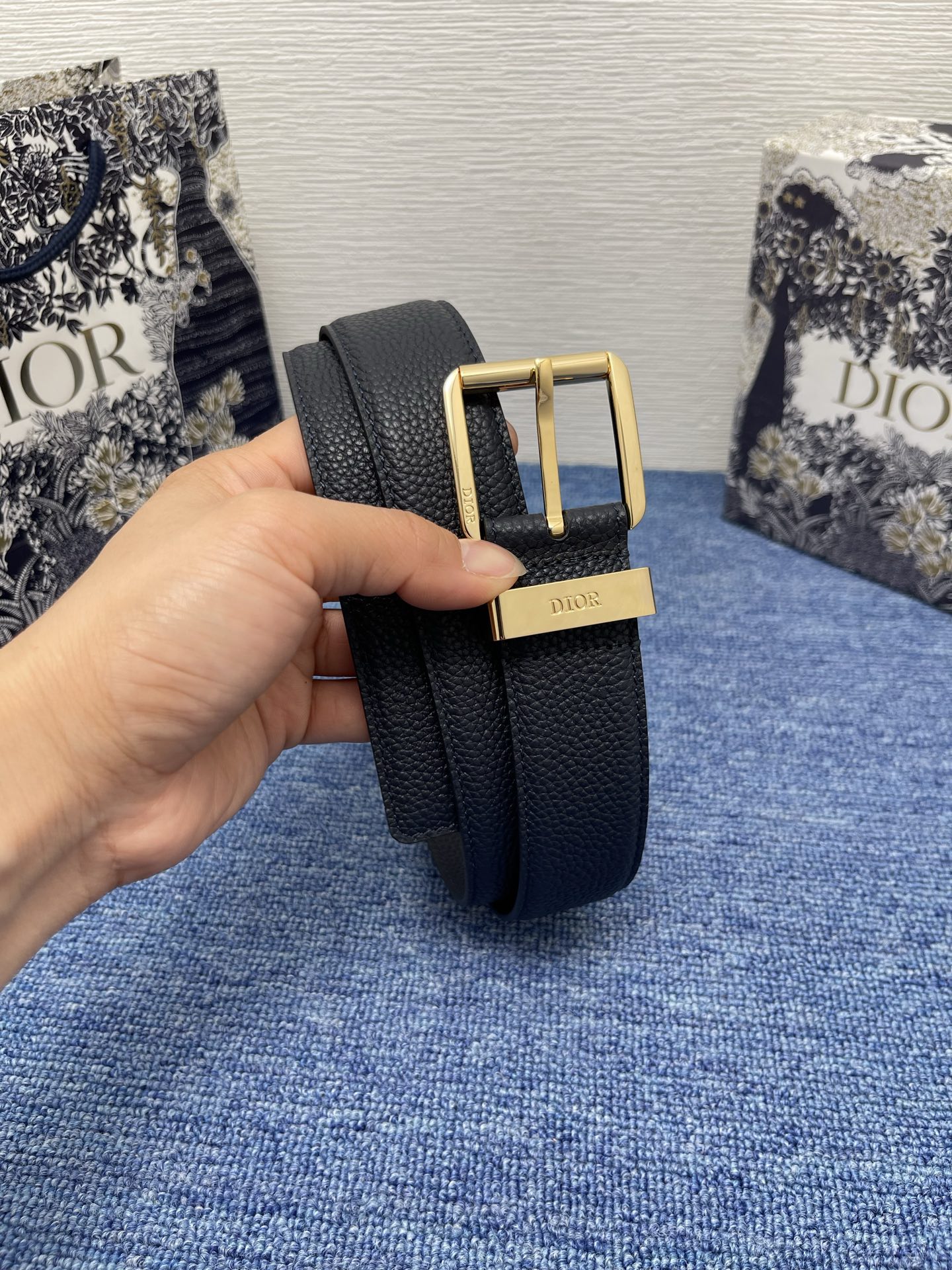 腰带 35 毫米海军蓝粒面牛皮革编号: 4333RUTAM_H56E。 这款腰带采用海军蓝色粒面牛皮革精