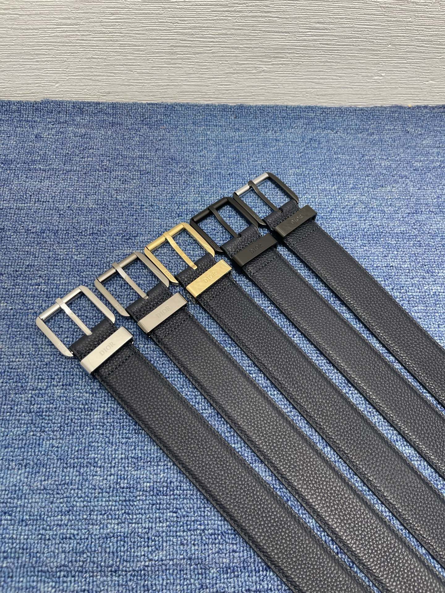 腰带 35 毫米海军蓝粒面牛皮革编号: 4333RUTAM_H56E。 这款腰带采用海军蓝色粒面牛皮革精