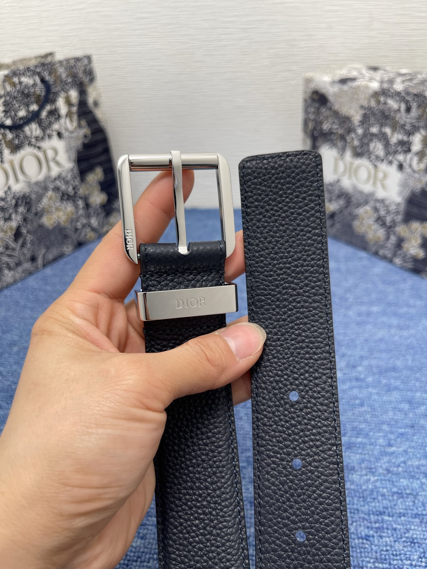 腰带 35 毫米海军蓝粒面牛皮革编号: 4333RUTAM_H56E。 这款腰带采用海军蓝色粒面牛皮革精