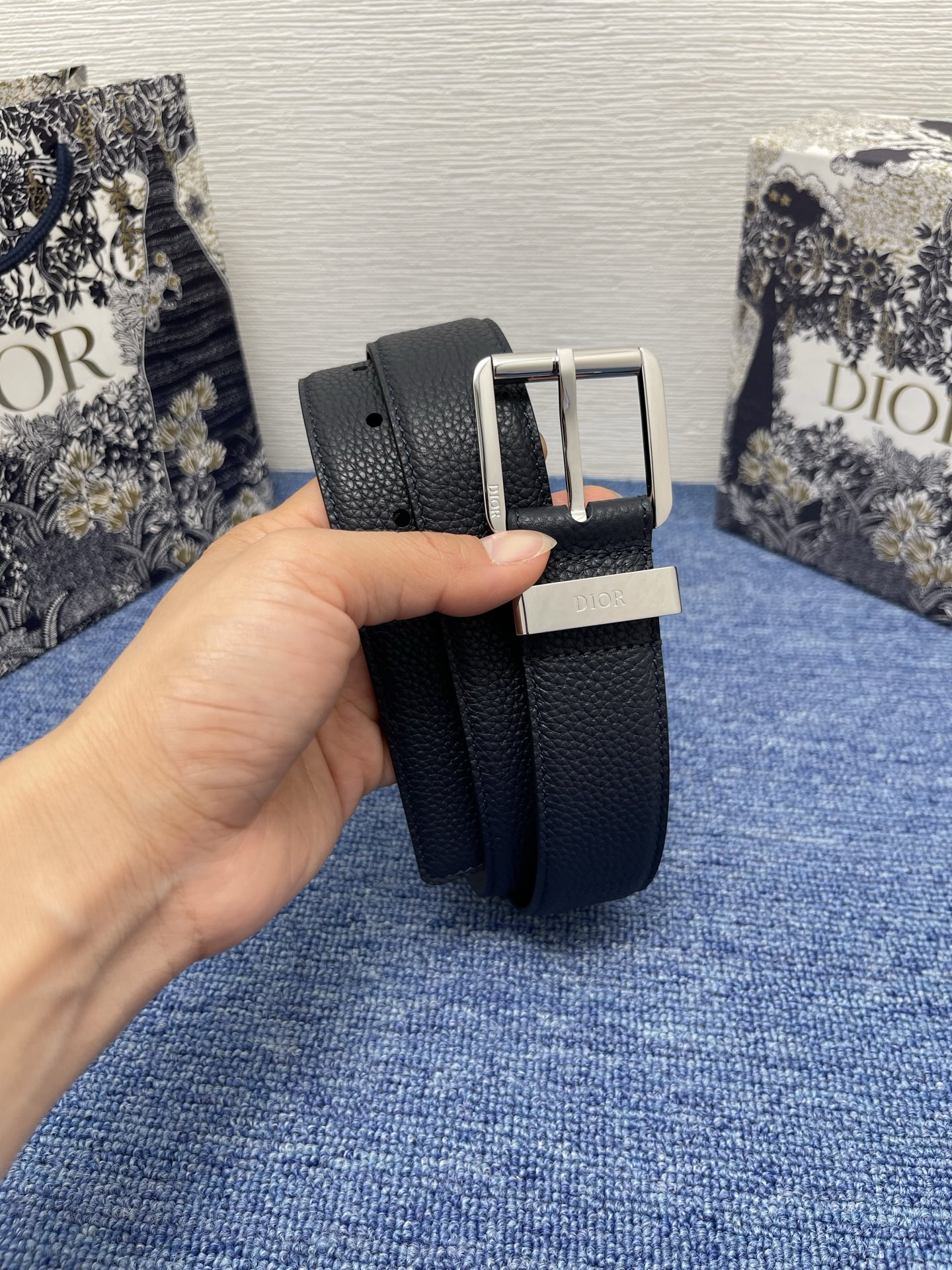 腰带 35 毫米海军蓝粒面牛皮革编号: 4333RUTAM_H56E。 这款腰带采用海军蓝色粒面牛皮革精