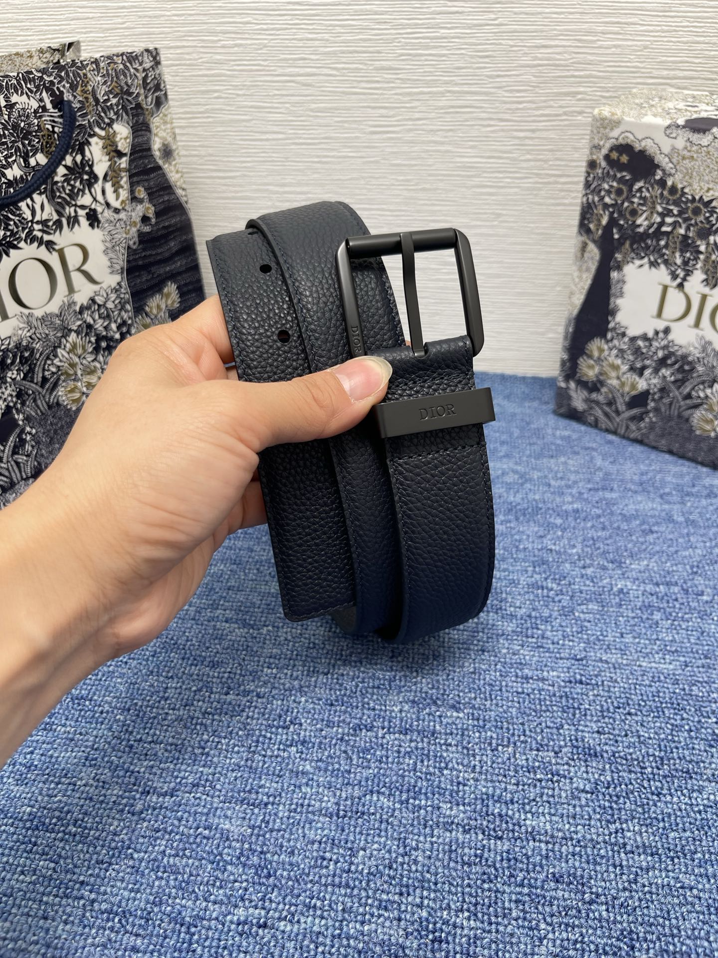 腰带 35 毫米海军蓝粒面牛皮革编号: 4333RUTAM_H56E。 这款腰带采用海军蓝色粒面牛皮革精