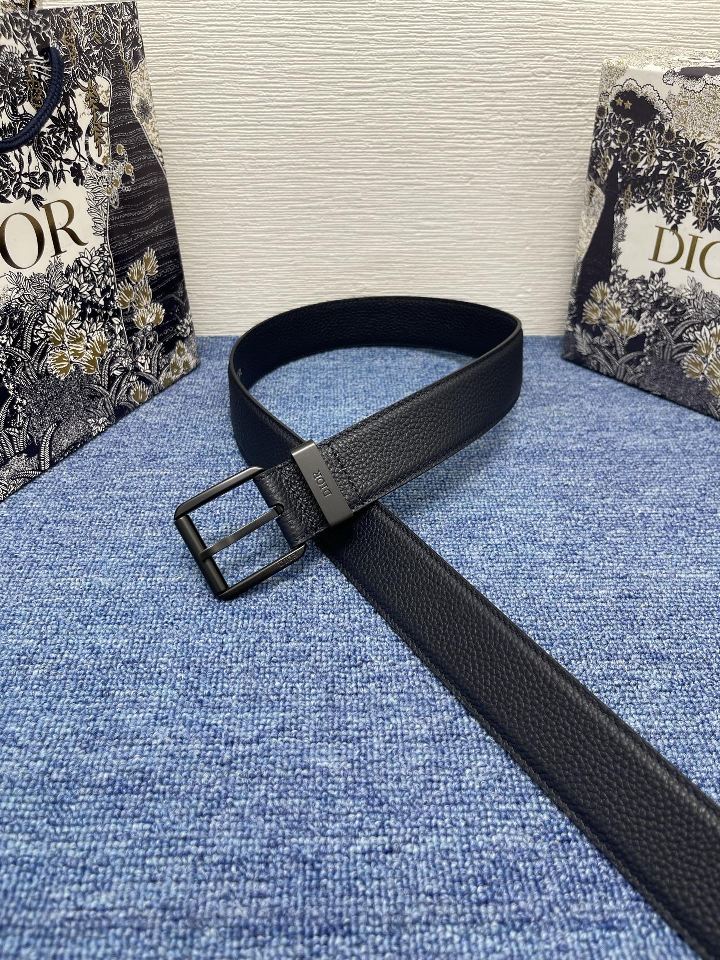 腰带 35 毫米海军蓝粒面牛皮革编号: 4333RUTAM_H56E。 这款腰带采用海军蓝色粒面牛皮革精