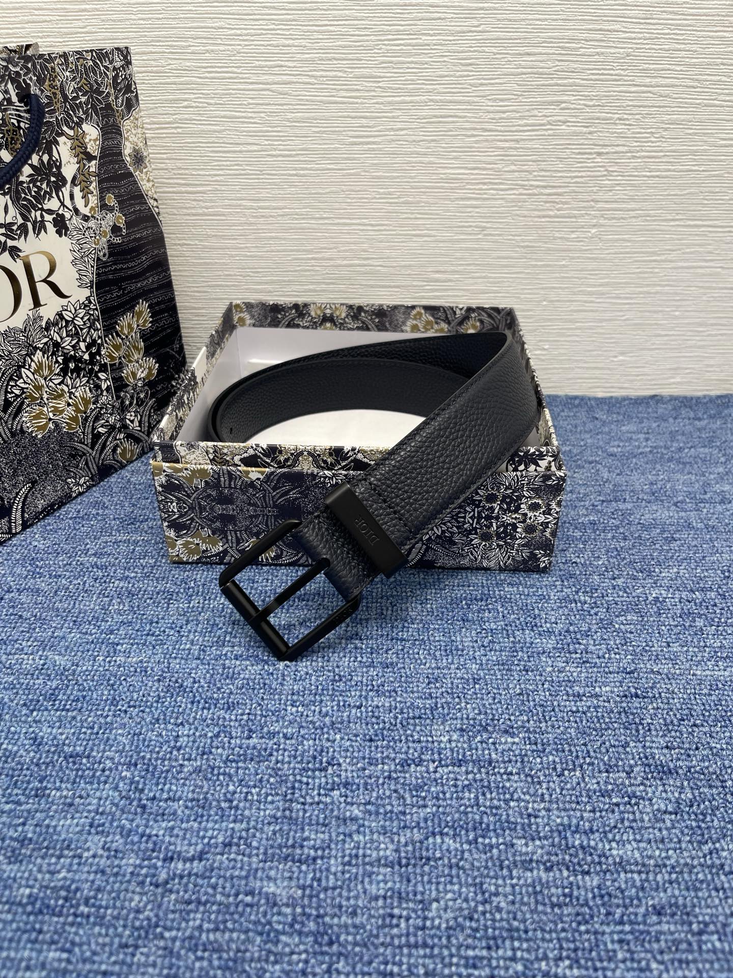 腰带 35 毫米海军蓝粒面牛皮革编号: 4333RUTAM_H56E。 这款腰带采用海军蓝色粒面牛皮革精