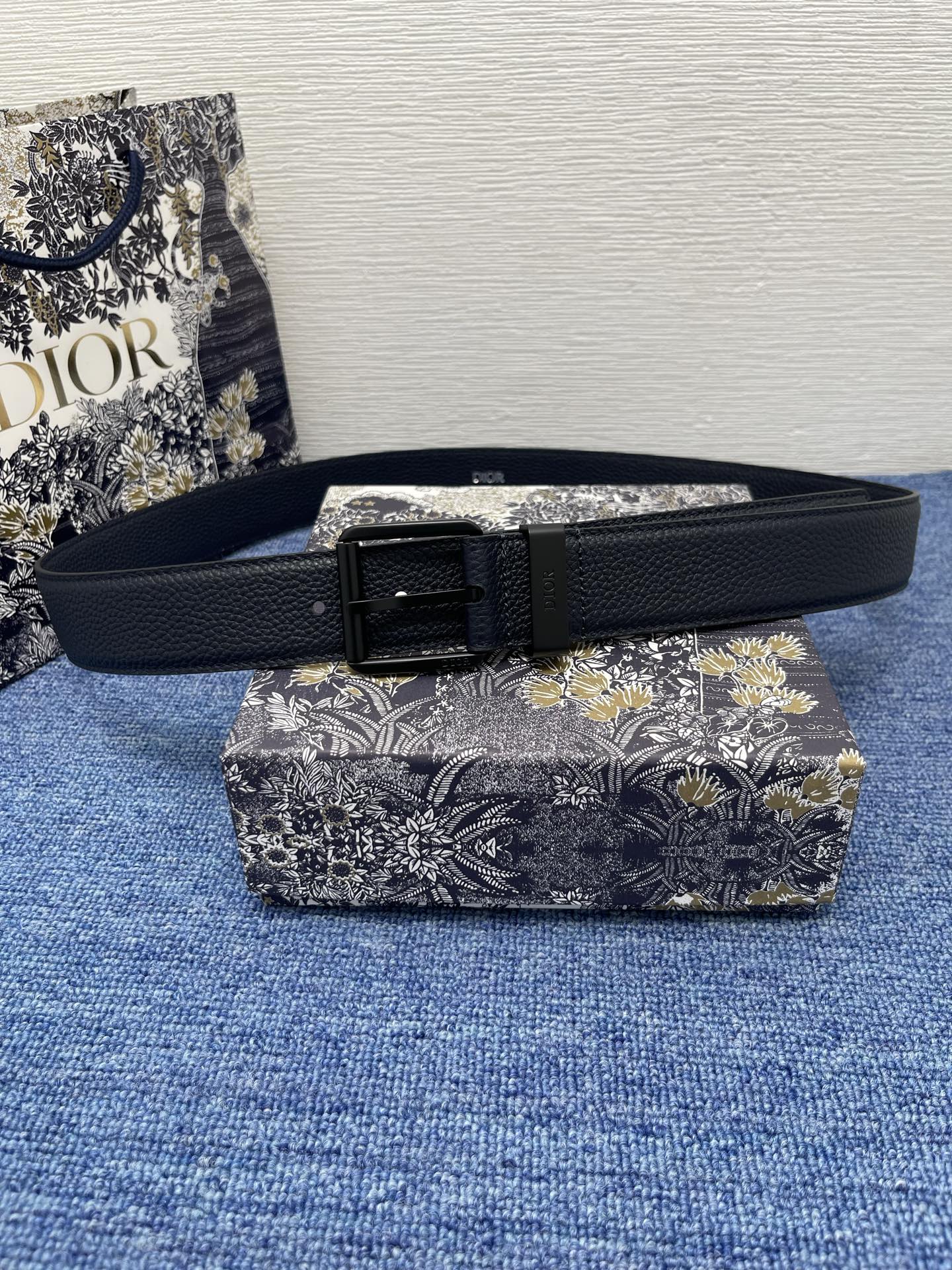 腰带 35 毫米海军蓝粒面牛皮革编号: 4333RUTAM_H56E。 这款腰带采用海军蓝色粒面牛皮革精