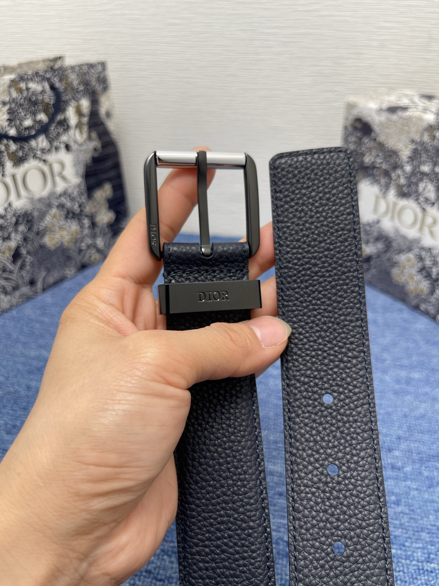 腰带 35 毫米海军蓝粒面牛皮革编号: 4333RUTAM_H56E。 这款腰带采用海军蓝色粒面牛皮革精