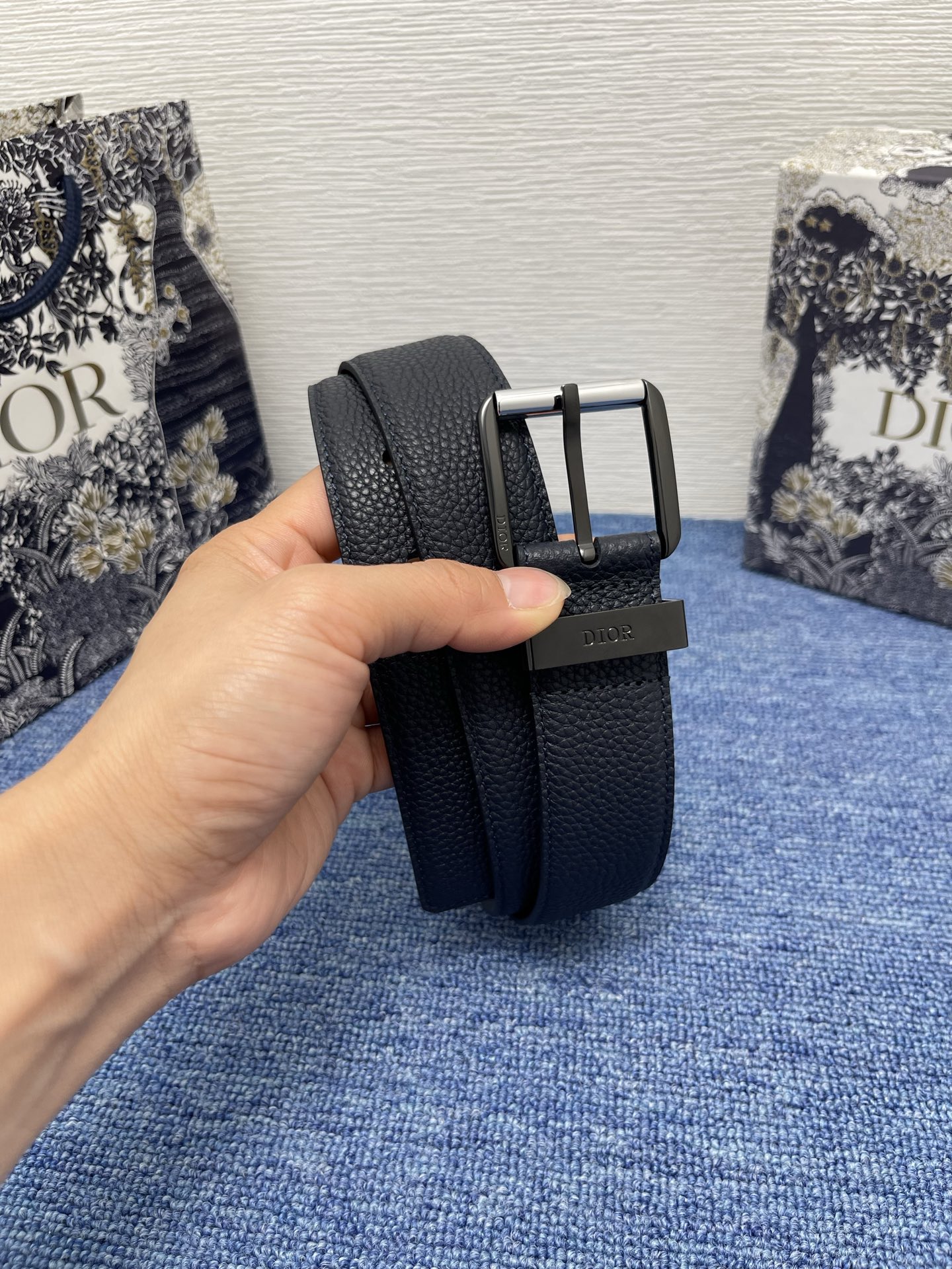 腰带 35 毫米海军蓝粒面牛皮革编号: 4333RUTAM_H56E。 这款腰带采用海军蓝色粒面牛皮革精