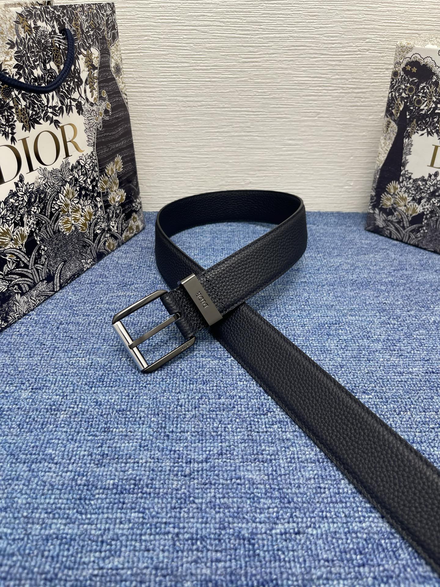 腰带 35 毫米海军蓝粒面牛皮革编号: 4333RUTAM_H56E。 这款腰带采用海军蓝色粒面牛皮革精