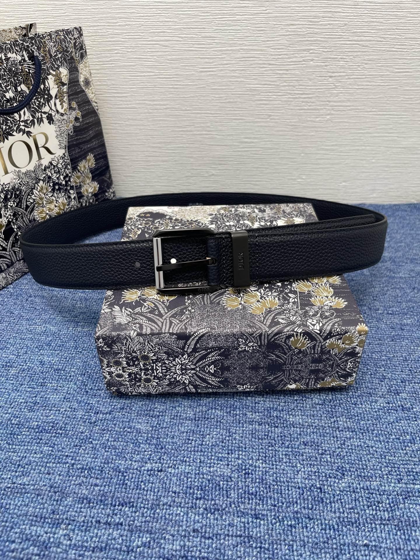 腰带 35 毫米海军蓝粒面牛皮革编号: 4333RUTAM_H56E。 这款腰带采用海军蓝色粒面牛皮革精