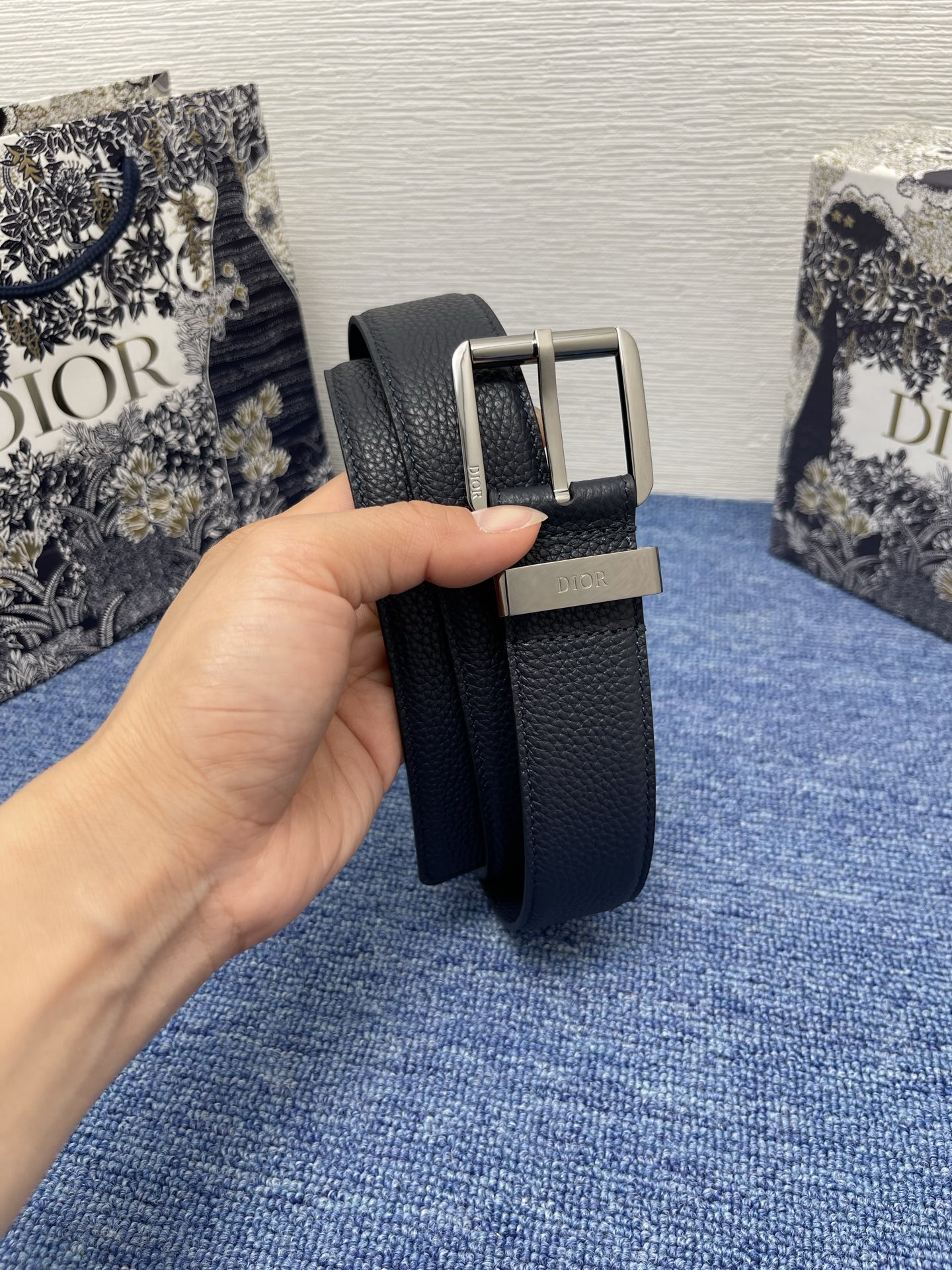 腰带 35 毫米海军蓝粒面牛皮革编号: 4333RUTAM_H56E。 这款腰带采用海军蓝色粒面牛皮革精