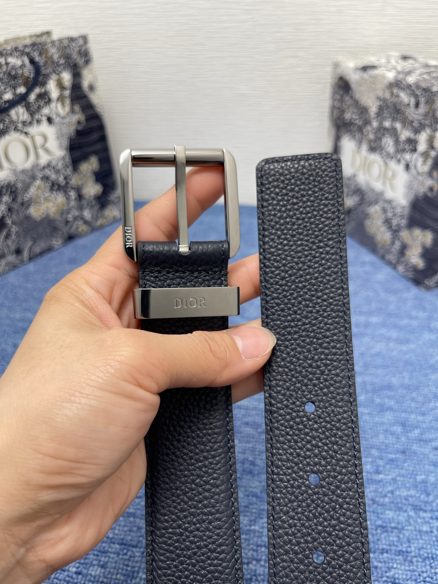 腰带 35 毫米海军蓝粒面牛皮革编号: 4333RUTAM_H56E。 这款腰带采用海军蓝色粒面牛皮革精