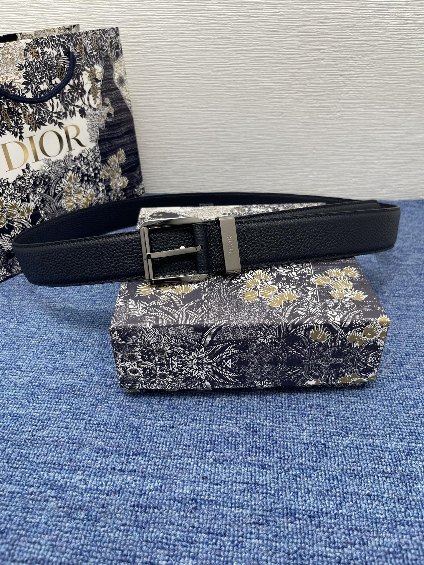 腰带 35 毫米海军蓝粒面牛皮革编号: 4333RUTAM_H56E。 这款腰带采用海军蓝色粒面牛皮革精