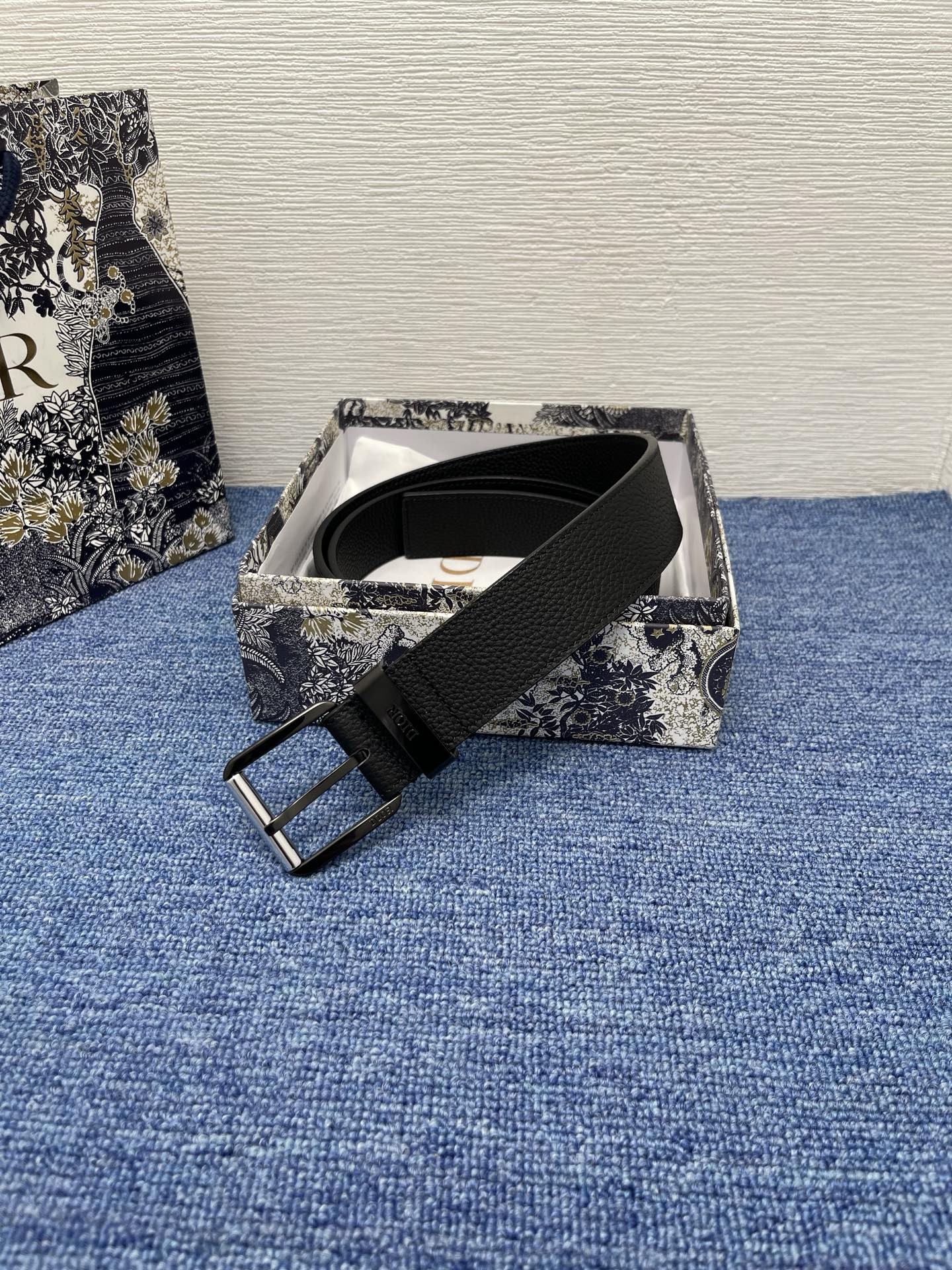 腰带35 毫米黑色粒面牛皮革编号: 4333RUTAM_H56E。 这款腰带采用海军蓝色粒面牛皮革精心制