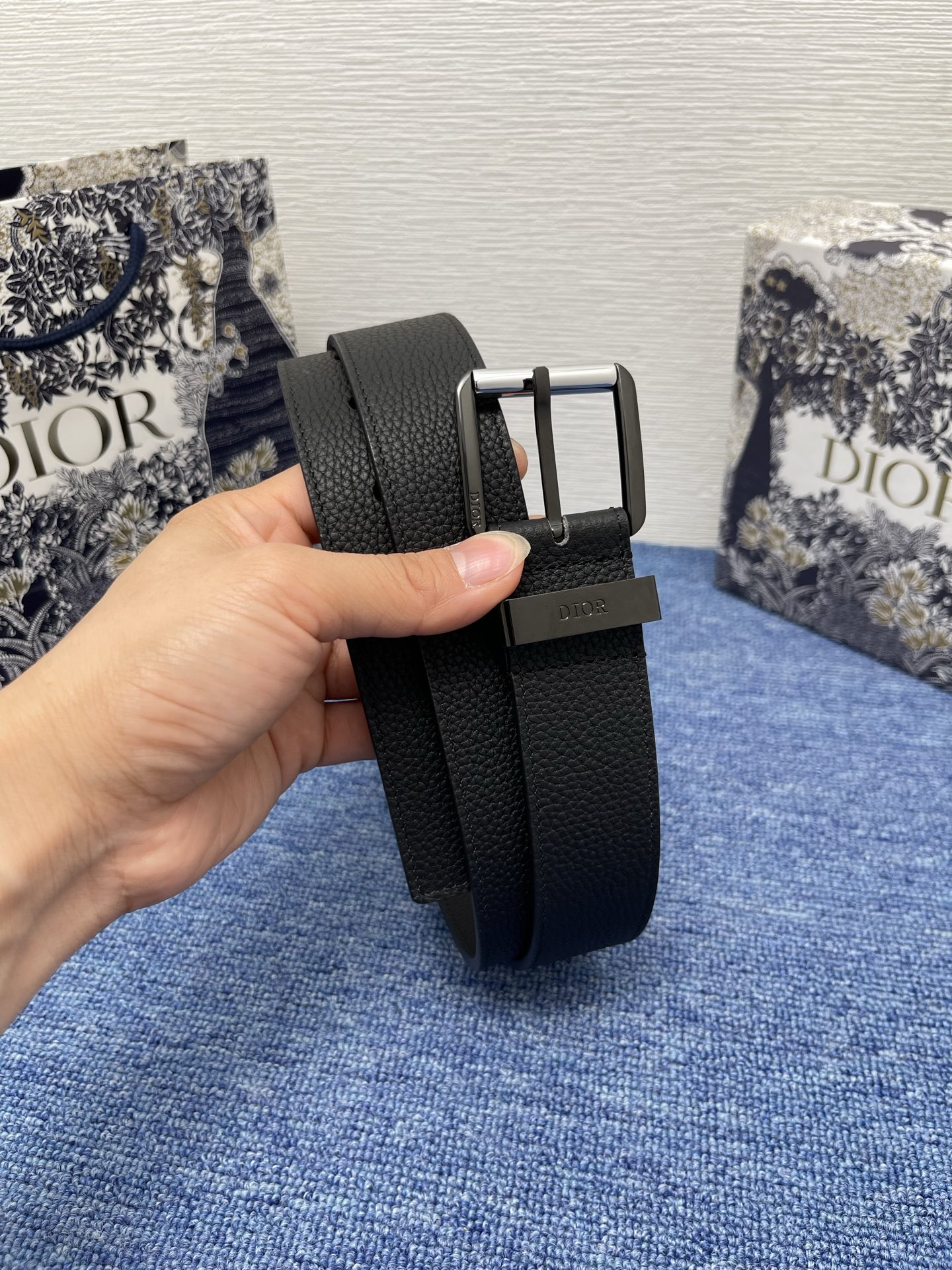 腰带35 毫米黑色粒面牛皮革编号: 4333RUTAM_H56E。 这款腰带采用海军蓝色粒面牛皮革精心制