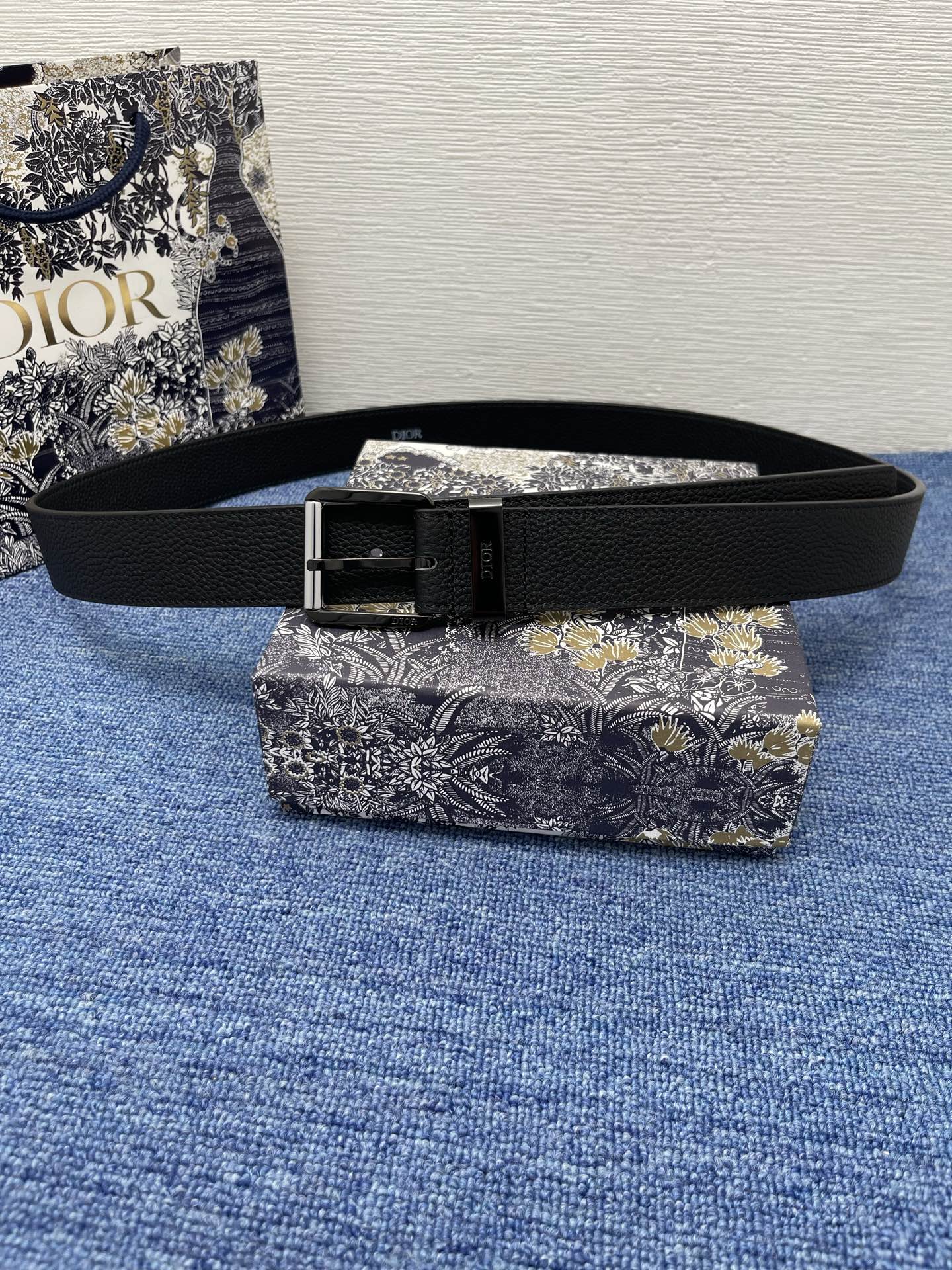 腰带35 毫米黑色粒面牛皮革编号: 4333RUTAM_H56E。 这款腰带采用海军蓝色粒面牛皮革精心制