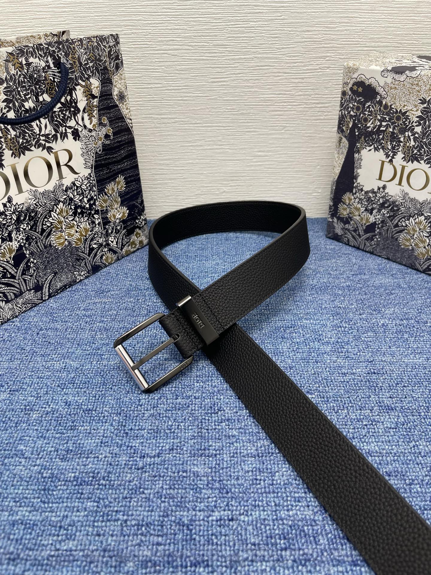 腰带35 毫米黑色粒面牛皮革编号: 4333RUTAM_H56E。 这款腰带采用海军蓝色粒面牛皮革精心制