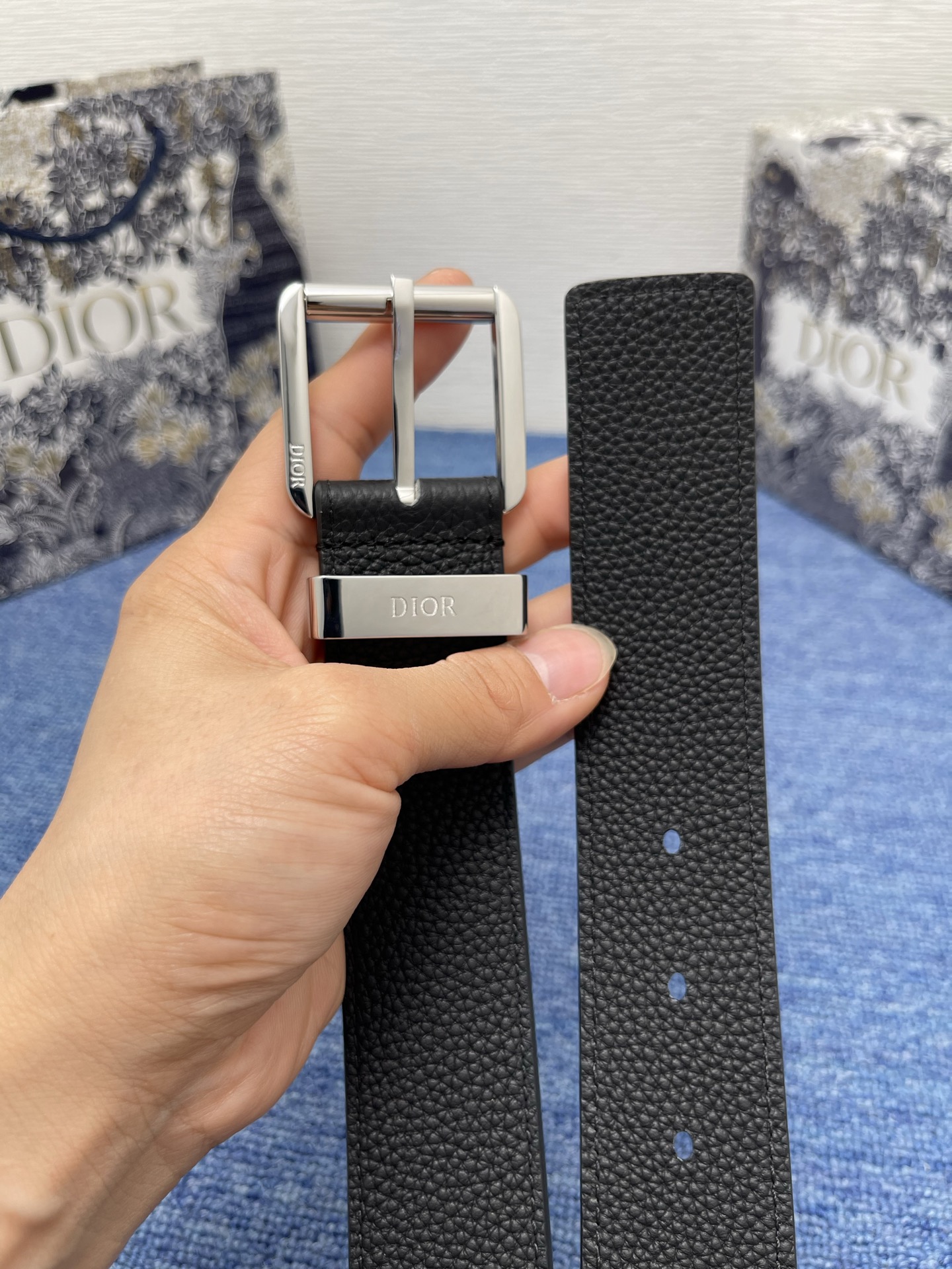 腰带 35 毫米黑色粒面牛皮革编号: 4333RUTAM_H56E。 这款腰带采用海军蓝色粒面牛皮革精心