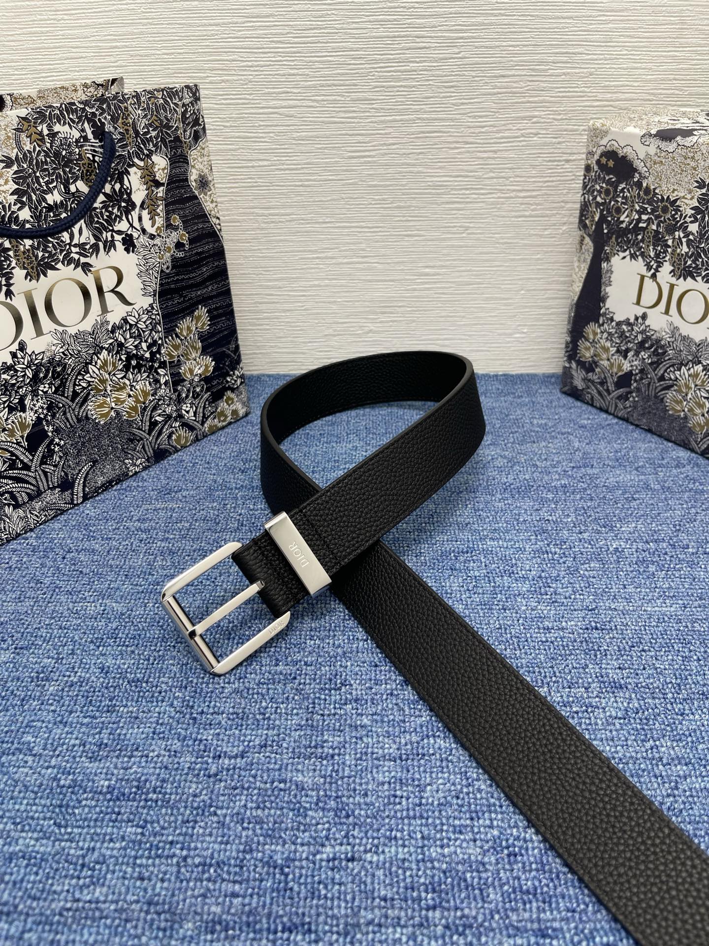 腰带 35 毫米黑色粒面牛皮革编号: 4333RUTAM_H56E。 这款腰带采用海军蓝色粒面牛皮革精心