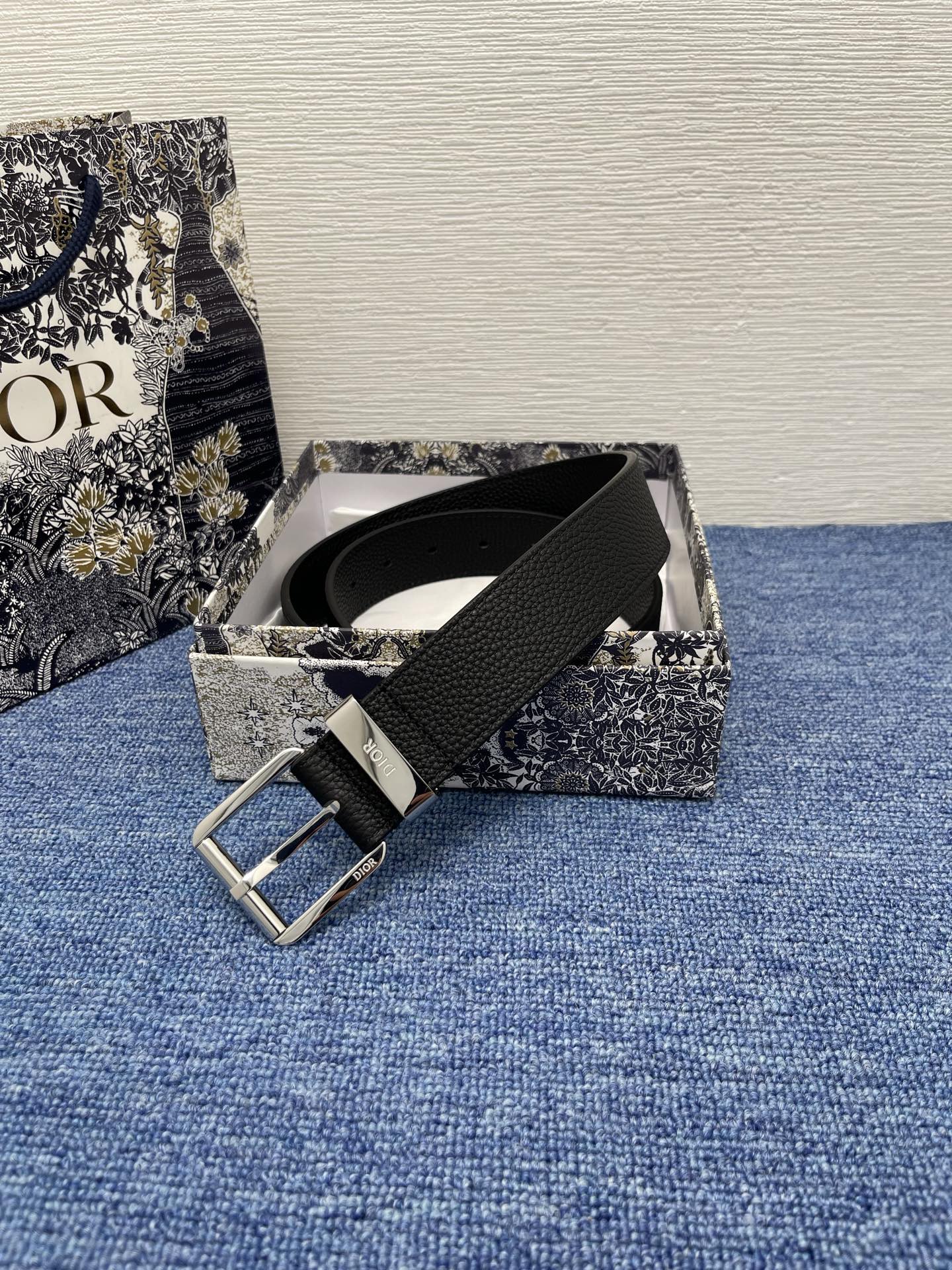 腰带 35 毫米黑色粒面牛皮革编号: 4333RUTAM_H56E。 这款腰带采用海军蓝色粒面牛皮革精心