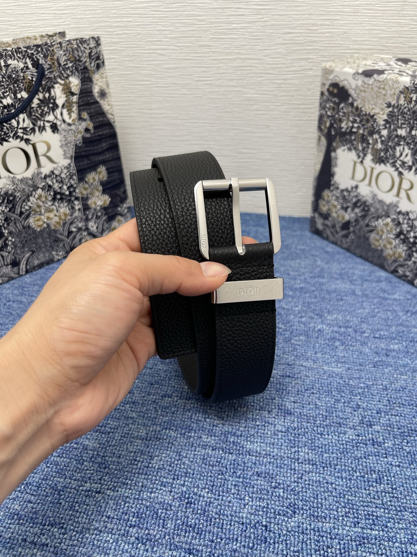 腰带 35 毫米黑色粒面牛皮革编号: 4333RUTAM_H56E。 这款腰带采用海军蓝色粒面牛皮革精心