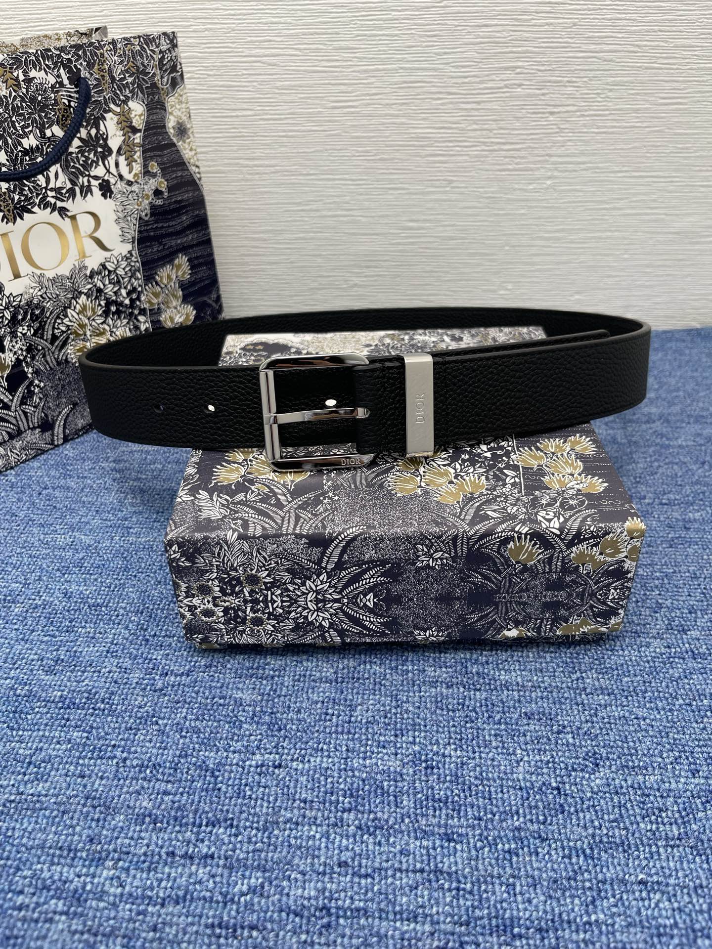 腰带 35 毫米黑色粒面牛皮革编号: 4333RUTAM_H56E。 这款腰带采用海军蓝色粒面牛皮革精心