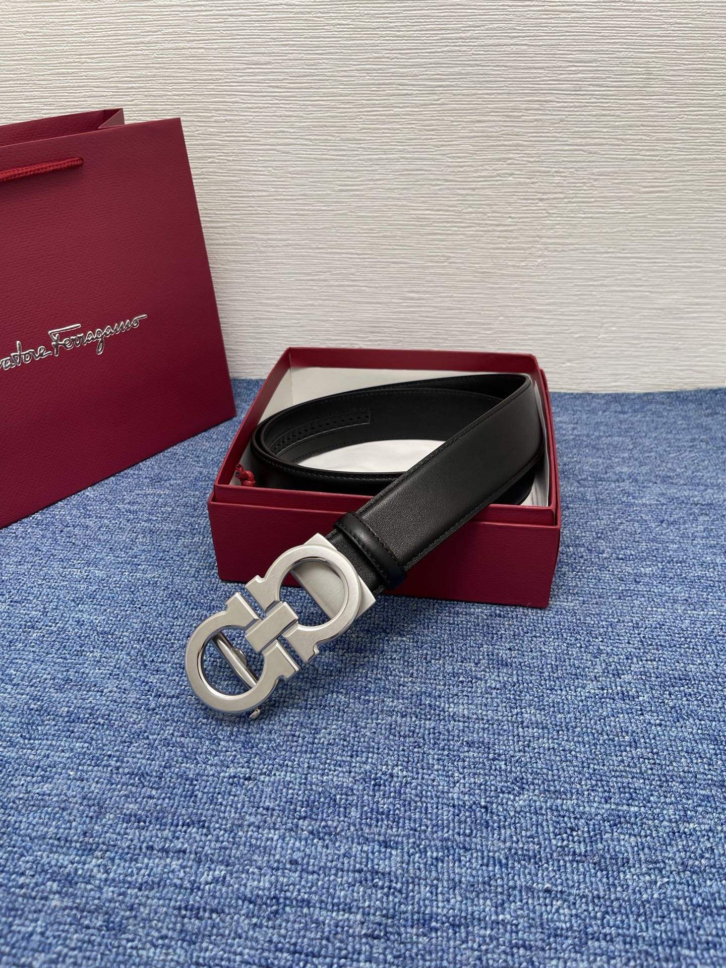 🔴 【品牌】菲拉.格慕 3.8cm. 🔴 【描述】这款皮带采用天然粒纹皮革材质，颇具都市风范，细节充满动