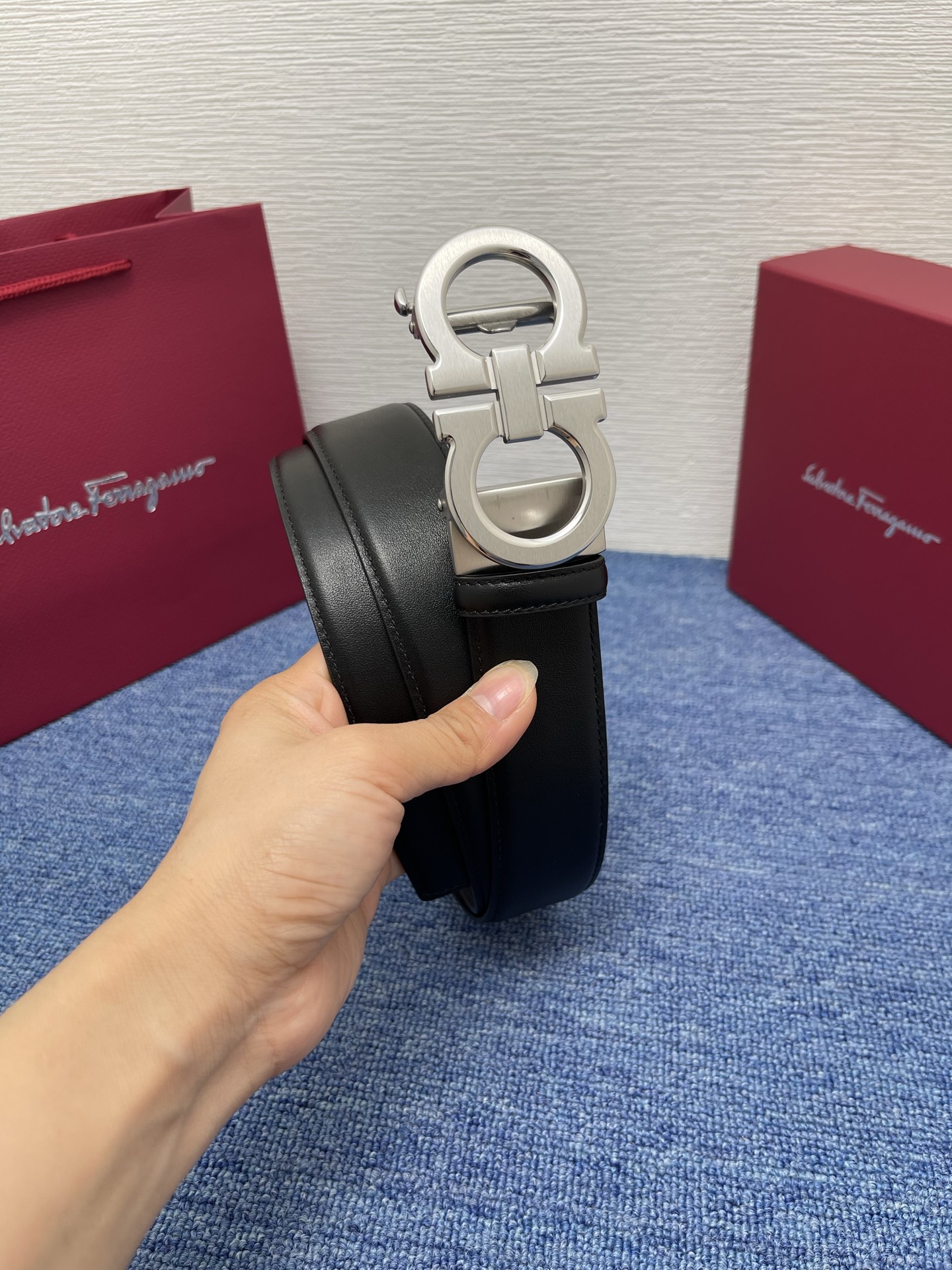 🔴 【品牌】菲拉.格慕 3.8cm. 🔴 【描述】这款皮带采用天然粒纹皮革材质，颇具都市风范，细节充满动