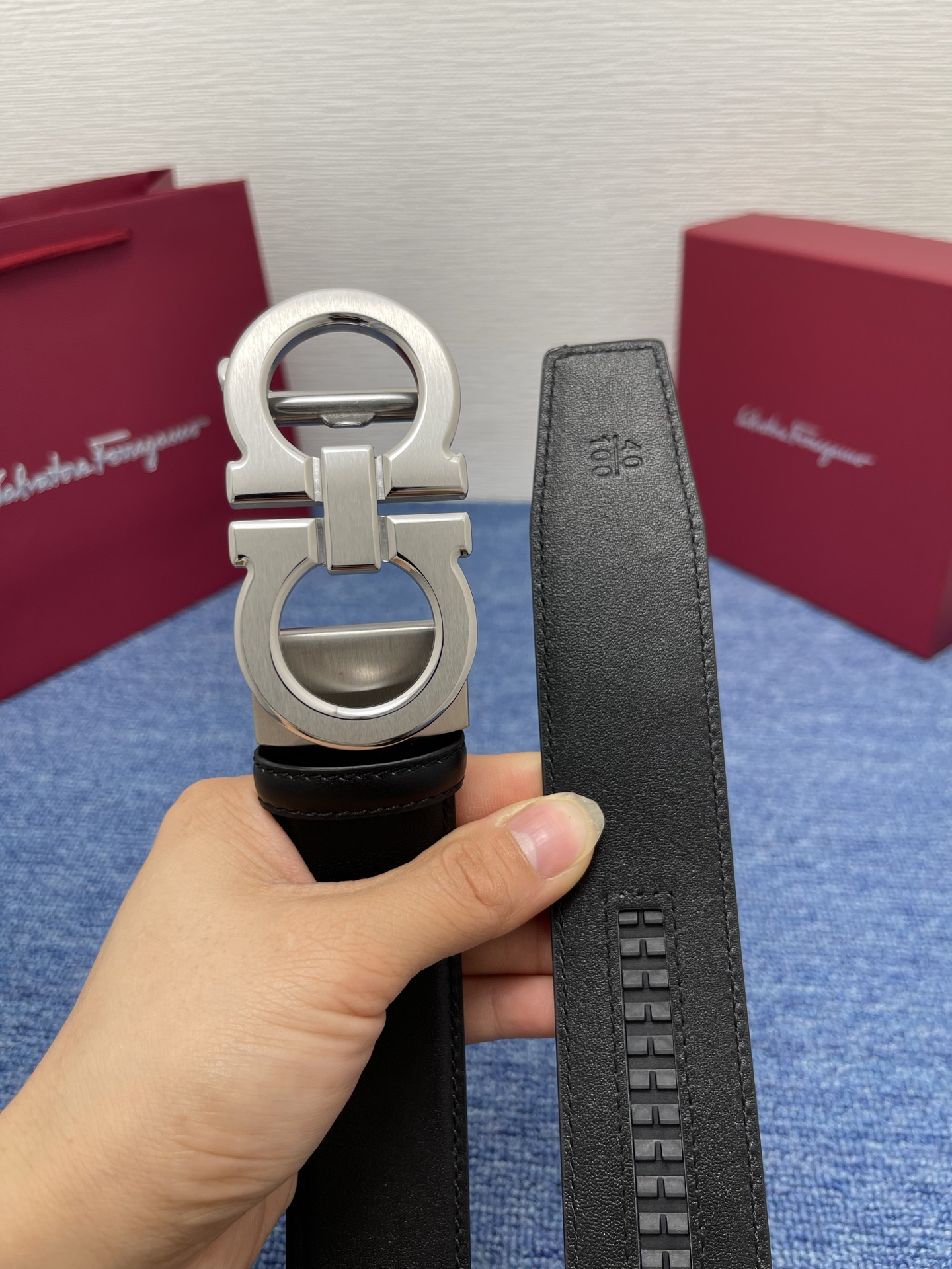 🔴 【品牌】菲拉.格慕 3.8cm. 🔴 【描述】这款皮带采用天然粒纹皮革材质，颇具都市风范，细节充满动