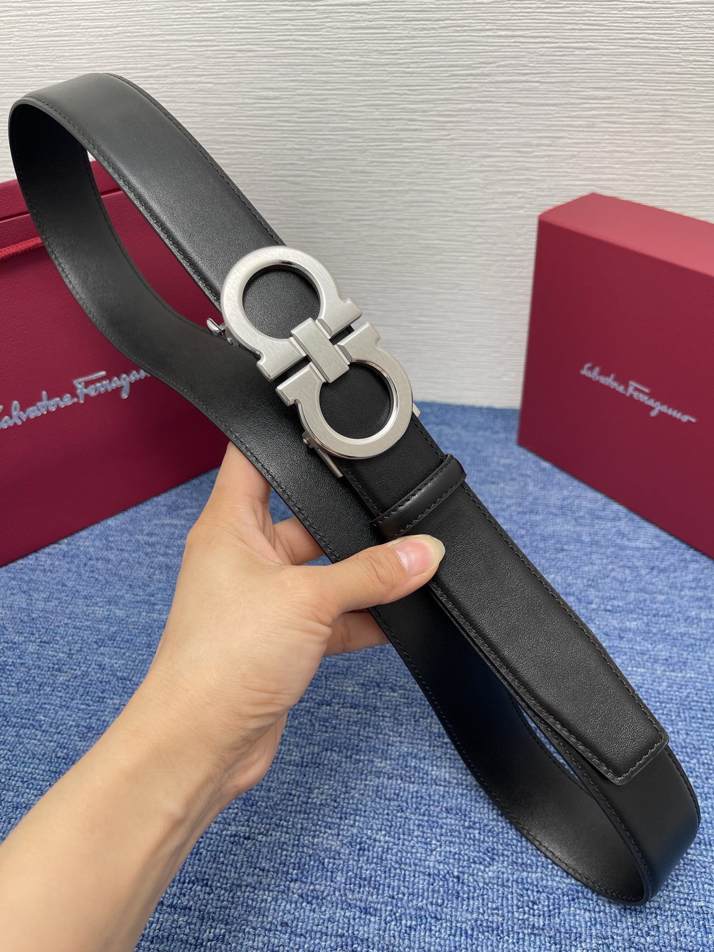 🔴 【品牌】菲拉.格慕 3.8cm. 🔴 【描述】这款皮带采用天然粒纹皮革材质，颇具都市风范，细节充满动