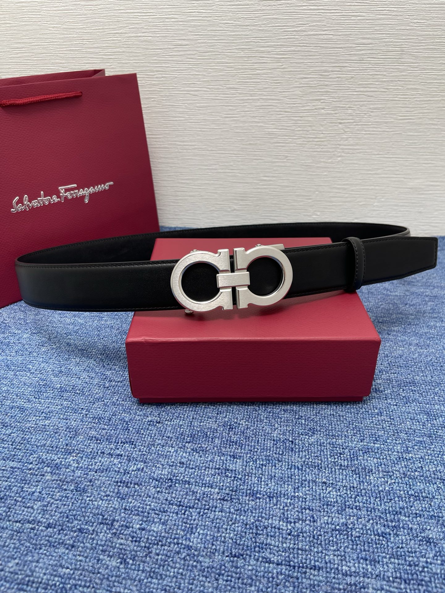 🔴 【品牌】菲拉.格慕 3.8cm. 🔴 【描述】这款皮带采用天然粒纹皮革材质，颇具都市风范，细节充满动